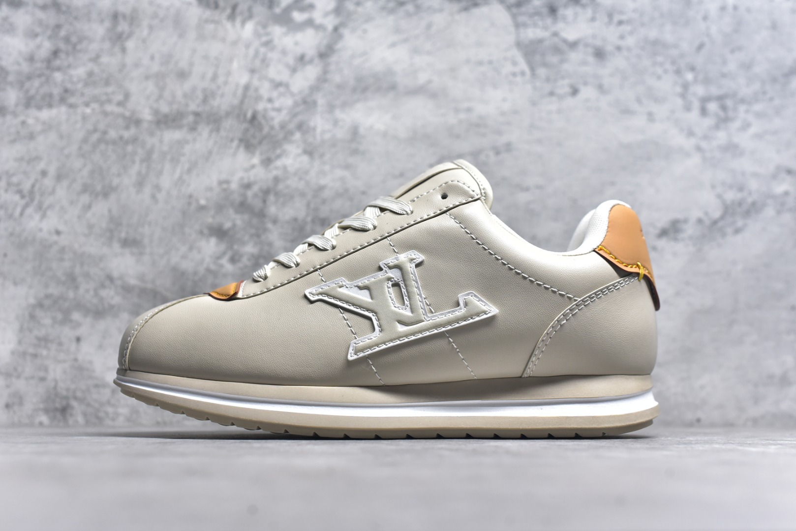 #1AIKDJ 当季新款 LV BUTTERSOFT 运动鞋 本款 LV Buttersoft 运动鞋出自路易威登男装创意总监 Pharrell Williams 之手，致敬运动鞋首登时尚舞台的 1960 年代。羊皮革、牛皮革和衬垫鞋面带来柔软舒适的穿着体验，LV 字母、路易威登皮具元素、Pharrell Williams 肖像和龙虾图案压纹呼应 2025 秋冬男士秀场主题。 羊皮革 / 素面牛皮革 鞋带 路易威登元素 手缝鞋面 EVA 外底饰有品牌元素 尺码：40 41 42 43 44 45-选品中心