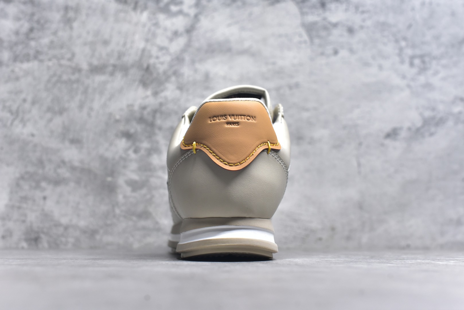 图片[5]-#1AIKDJ 当季新款 LV BUTTERSOFT 运动鞋 本款 LV Buttersoft 运动鞋出自路易威登男装创意总监 Pharrell Williams 之手，致敬运动鞋首登时尚舞台的 1960 年代。羊皮革、牛皮革和衬垫鞋面带来柔软舒适的穿着体验，LV 字母、路易威登皮具元素、Pharrell Williams 肖像和龙虾图案压纹呼应 2025 秋冬男士秀场主题。 羊皮革 / 素面牛皮革 鞋带 路易威登元素 手缝鞋面 EVA 外底饰有品牌元素 尺码：40 41 42 43 44 45-选品中心