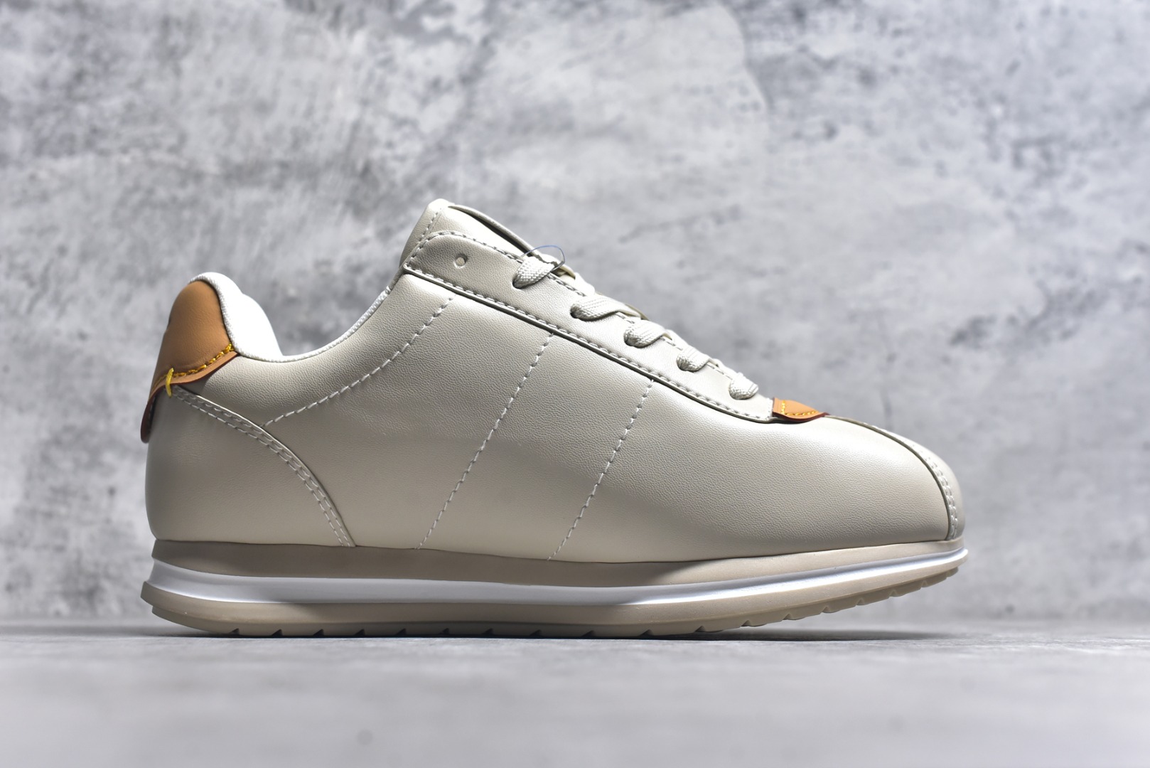 图片[3]-#1AIKDJ 当季新款 LV BUTTERSOFT 运动鞋 本款 LV Buttersoft 运动鞋出自路易威登男装创意总监 Pharrell Williams 之手，致敬运动鞋首登时尚舞台的 1960 年代。羊皮革、牛皮革和衬垫鞋面带来柔软舒适的穿着体验，LV 字母、路易威登皮具元素、Pharrell Williams 肖像和龙虾图案压纹呼应 2025 秋冬男士秀场主题。 羊皮革 / 素面牛皮革 鞋带 路易威登元素 手缝鞋面 EVA 外底饰有品牌元素 尺码：40 41 42 43 44 45-选品中心