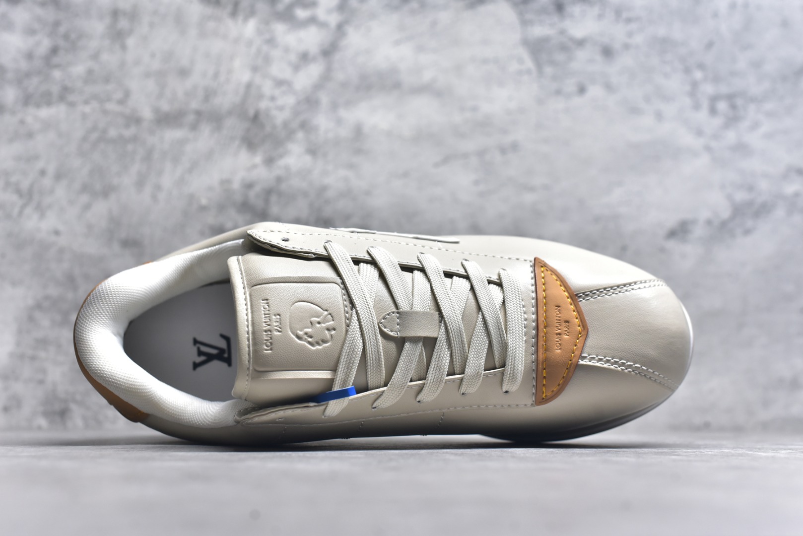 图片[4]-#1AIKDJ 当季新款 LV BUTTERSOFT 运动鞋 本款 LV Buttersoft 运动鞋出自路易威登男装创意总监 Pharrell Williams 之手，致敬运动鞋首登时尚舞台的 1960 年代。羊皮革、牛皮革和衬垫鞋面带来柔软舒适的穿着体验，LV 字母、路易威登皮具元素、Pharrell Williams 肖像和龙虾图案压纹呼应 2025 秋冬男士秀场主题。 羊皮革 / 素面牛皮革 鞋带 路易威登元素 手缝鞋面 EVA 外底饰有品牌元素 尺码：40 41 42 43 44 45-选品中心