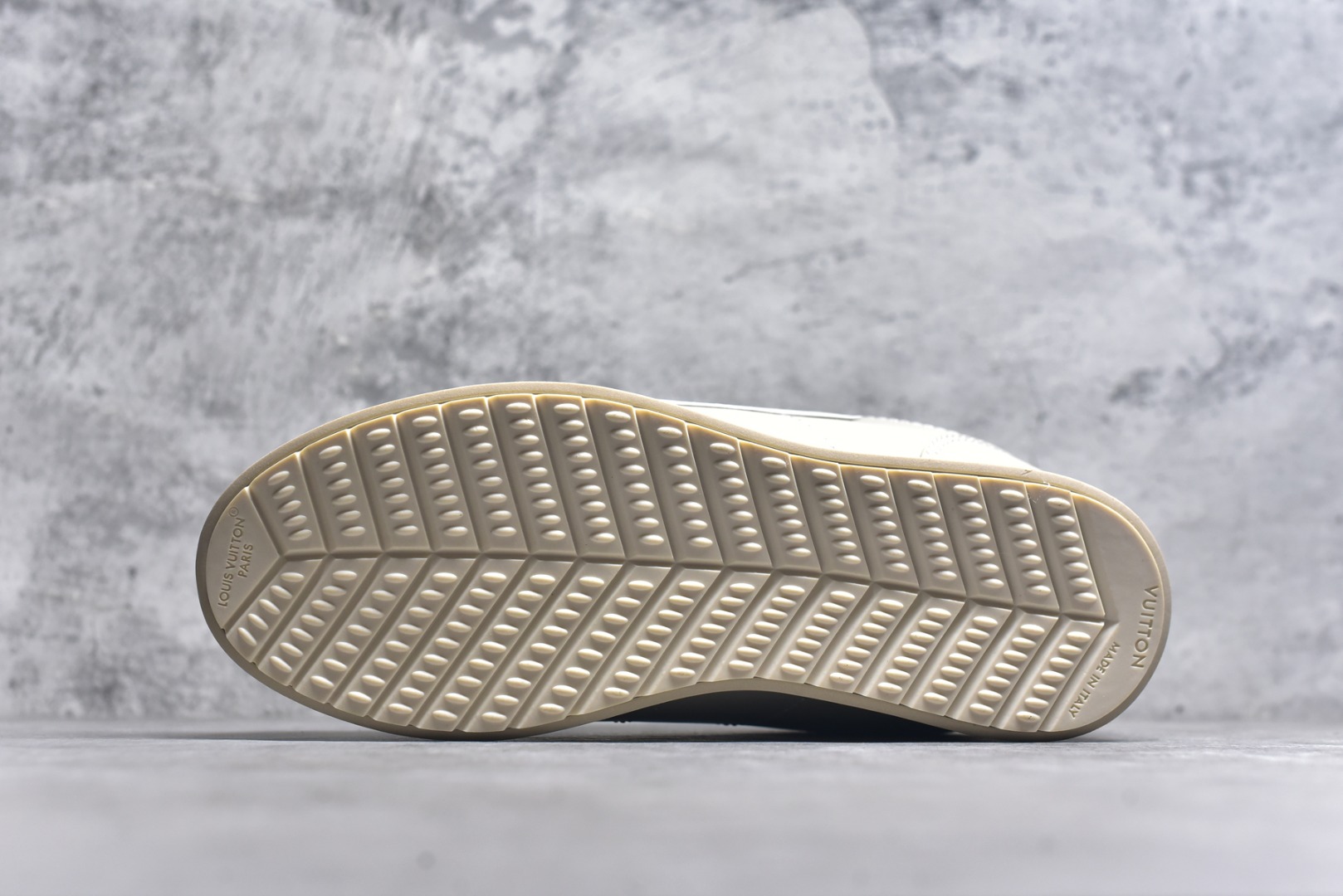 图片[6]-#1AIKDJ 当季新款 LV BUTTERSOFT 运动鞋 本款 LV Buttersoft 运动鞋出自路易威登男装创意总监 Pharrell Williams 之手，致敬运动鞋首登时尚舞台的 1960 年代。羊皮革、牛皮革和衬垫鞋面带来柔软舒适的穿着体验，LV 字母、路易威登皮具元素、Pharrell Williams 肖像和龙虾图案压纹呼应 2025 秋冬男士秀场主题。 羊皮革 / 素面牛皮革 鞋带 路易威登元素 手缝鞋面 EVA 外底饰有品牌元素 尺码：40 41 42 43 44 45-选品中心