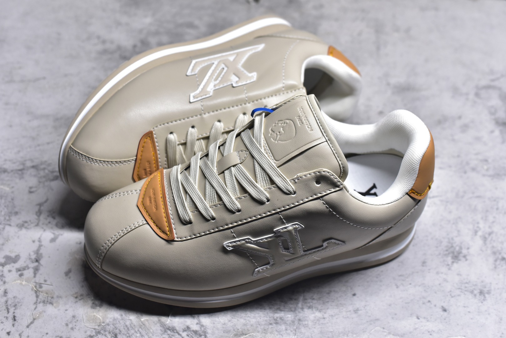 图片[7]-#1AIKDJ 当季新款 LV BUTTERSOFT 运动鞋 本款 LV Buttersoft 运动鞋出自路易威登男装创意总监 Pharrell Williams 之手，致敬运动鞋首登时尚舞台的 1960 年代。羊皮革、牛皮革和衬垫鞋面带来柔软舒适的穿着体验，LV 字母、路易威登皮具元素、Pharrell Williams 肖像和龙虾图案压纹呼应 2025 秋冬男士秀场主题。 羊皮革 / 素面牛皮革 鞋带 路易威登元素 手缝鞋面 EVA 外底饰有品牌元素 尺码：40 41 42 43 44 45-选品中心