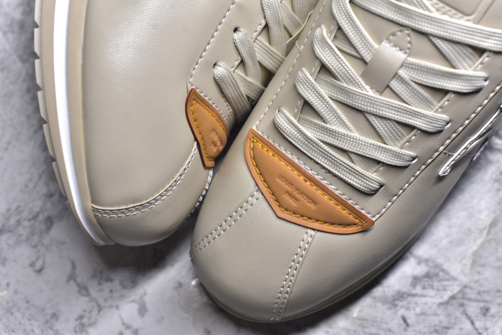 图片[8]-#1AIKDJ 当季新款 LV BUTTERSOFT 运动鞋 本款 LV Buttersoft 运动鞋出自路易威登男装创意总监 Pharrell Williams 之手，致敬运动鞋首登时尚舞台的 1960 年代。羊皮革、牛皮革和衬垫鞋面带来柔软舒适的穿着体验，LV 字母、路易威登皮具元素、Pharrell Williams 肖像和龙虾图案压纹呼应 2025 秋冬男士秀场主题。 羊皮革 / 素面牛皮革 鞋带 路易威登元素 手缝鞋面 EVA 外底饰有品牌元素 尺码：40 41 42 43 44 45-选品中心