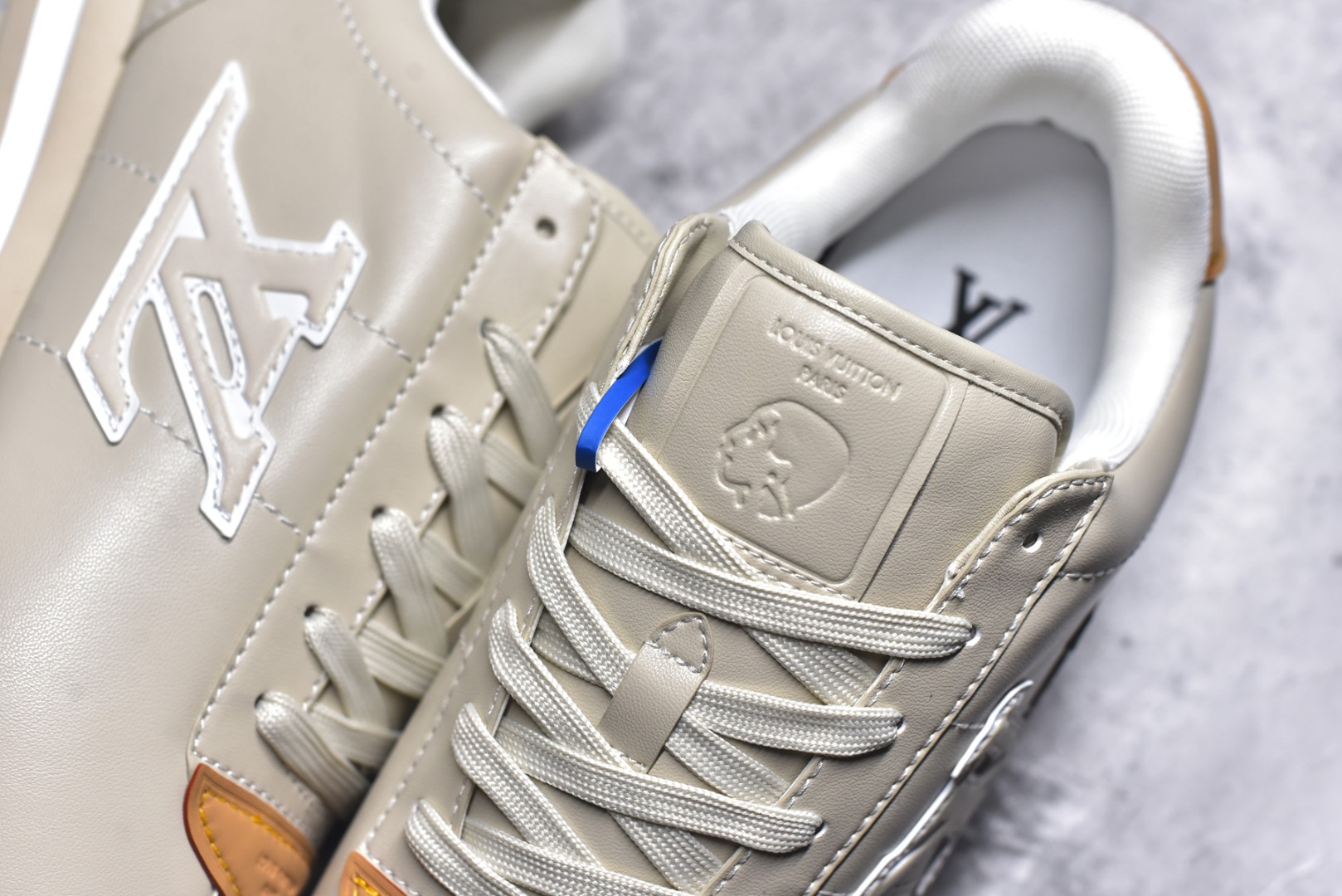 图片[9]-#1AIKDJ 当季新款 LV BUTTERSOFT 运动鞋 本款 LV Buttersoft 运动鞋出自路易威登男装创意总监 Pharrell Williams 之手，致敬运动鞋首登时尚舞台的 1960 年代。羊皮革、牛皮革和衬垫鞋面带来柔软舒适的穿着体验，LV 字母、路易威登皮具元素、Pharrell Williams 肖像和龙虾图案压纹呼应 2025 秋冬男士秀场主题。 羊皮革 / 素面牛皮革 鞋带 路易威登元素 手缝鞋面 EVA 外底饰有品牌元素 尺码：40 41 42 43 44 45-选品中心