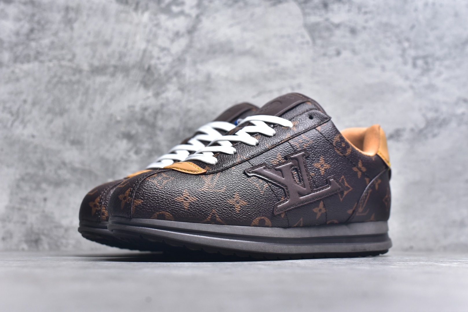 图片[2]-#1AIKDJ 当季新款 LV BUTTERSOFT 运动鞋 本款 LV Buttersoft 运动鞋出自路易威登男装创意总监 Pharrell Williams 之手，致敬运动鞋首登时尚舞台的 1960 年代。羊皮革、牛皮革和衬垫鞋面带来柔软舒适的穿着体验，LV 字母、路易威登皮具元素、Pharrell Williams 肖像和龙虾图案压纹呼应 2025 秋冬男士秀场主题。 羊皮革 / 素面牛皮革 鞋带 路易威登元素 手缝鞋面 EVA 外底饰有品牌元素 尺码：40 41 42 43 44 45-选品中心