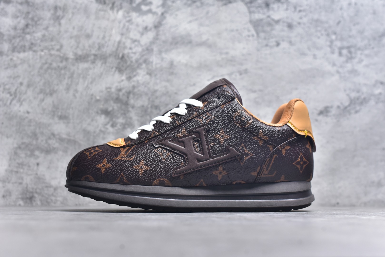 #1AIKDJ 当季新款 LV BUTTERSOFT 运动鞋 本款 LV Buttersoft 运动鞋出自路易威登男装创意总监 Pharrell Williams 之手，致敬运动鞋首登时尚舞台的 1960 年代。羊皮革、牛皮革和衬垫鞋面带来柔软舒适的穿着体验，LV 字母、路易威登皮具元素、Pharrell Williams 肖像和龙虾图案压纹呼应 2025 秋冬男士秀场主题。 羊皮革 / 素面牛皮革 鞋带 路易威登元素 手缝鞋面 EVA 外底饰有品牌元素 尺码：40 41 42 43 44 45-选品中心