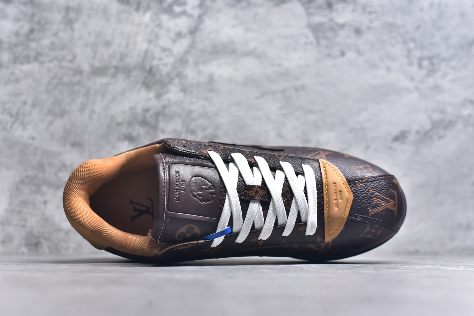 图片[4]-#1AIKDJ 当季新款 LV BUTTERSOFT 运动鞋 本款 LV Buttersoft 运动鞋出自路易威登男装创意总监 Pharrell Williams 之手，致敬运动鞋首登时尚舞台的 1960 年代。羊皮革、牛皮革和衬垫鞋面带来柔软舒适的穿着体验，LV 字母、路易威登皮具元素、Pharrell Williams 肖像和龙虾图案压纹呼应 2025 秋冬男士秀场主题。 羊皮革 / 素面牛皮革 鞋带 路易威登元素 手缝鞋面 EVA 外底饰有品牌元素 尺码：40 41 42 43 44 45-选品中心