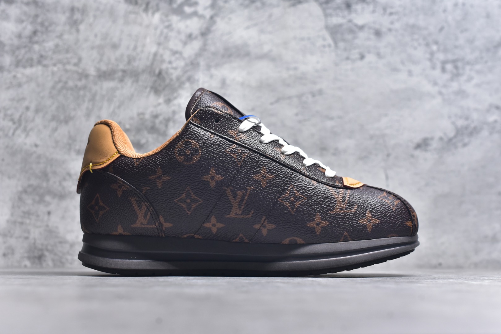 图片[3]-#1AIKDJ 当季新款 LV BUTTERSOFT 运动鞋 本款 LV Buttersoft 运动鞋出自路易威登男装创意总监 Pharrell Williams 之手，致敬运动鞋首登时尚舞台的 1960 年代。羊皮革、牛皮革和衬垫鞋面带来柔软舒适的穿着体验，LV 字母、路易威登皮具元素、Pharrell Williams 肖像和龙虾图案压纹呼应 2025 秋冬男士秀场主题。 羊皮革 / 素面牛皮革 鞋带 路易威登元素 手缝鞋面 EVA 外底饰有品牌元素 尺码：40 41 42 43 44 45-选品中心