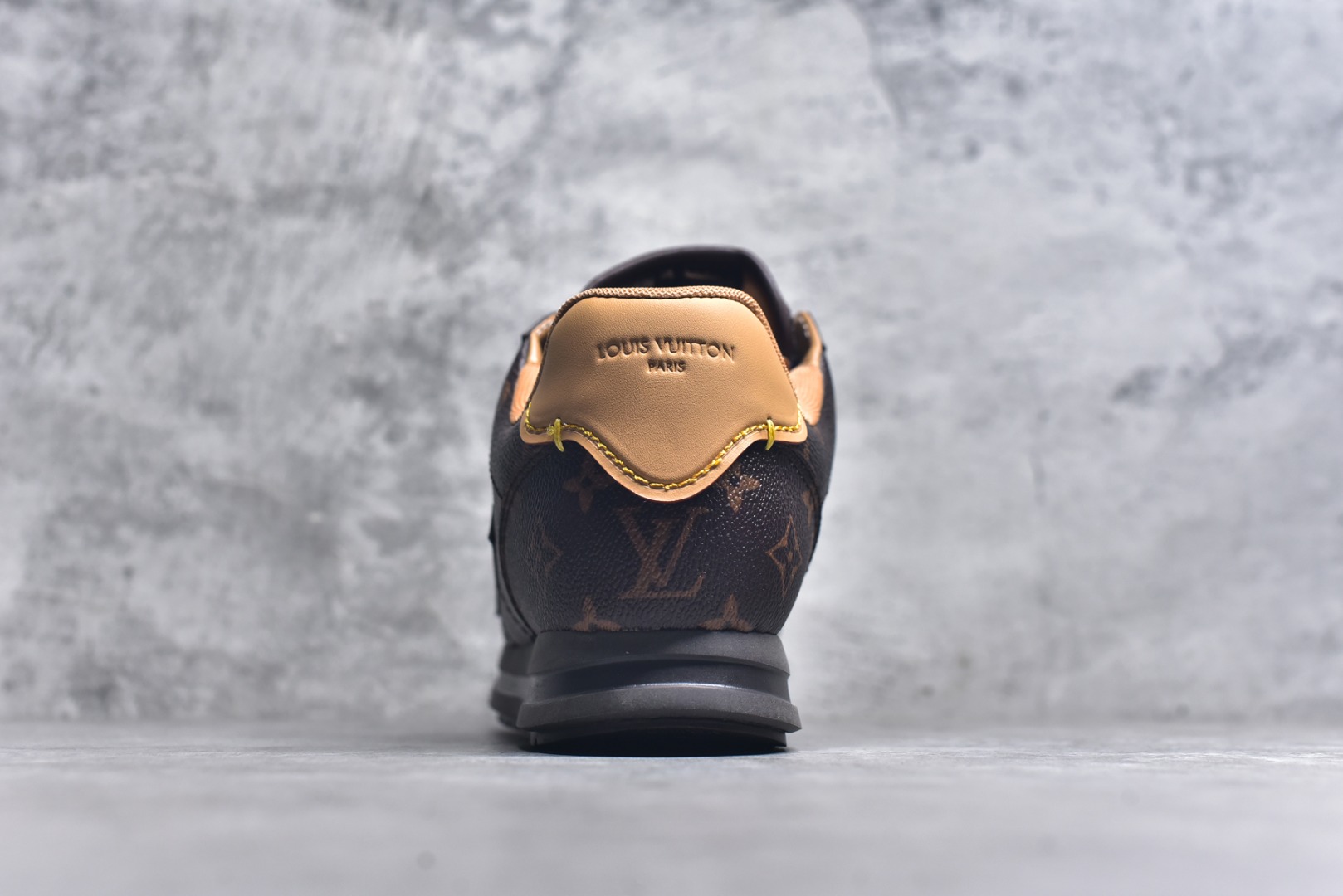 图片[5]-#1AIKDJ 当季新款 LV BUTTERSOFT 运动鞋 本款 LV Buttersoft 运动鞋出自路易威登男装创意总监 Pharrell Williams 之手，致敬运动鞋首登时尚舞台的 1960 年代。羊皮革、牛皮革和衬垫鞋面带来柔软舒适的穿着体验，LV 字母、路易威登皮具元素、Pharrell Williams 肖像和龙虾图案压纹呼应 2025 秋冬男士秀场主题。 羊皮革 / 素面牛皮革 鞋带 路易威登元素 手缝鞋面 EVA 外底饰有品牌元素 尺码：40 41 42 43 44 45-选品中心