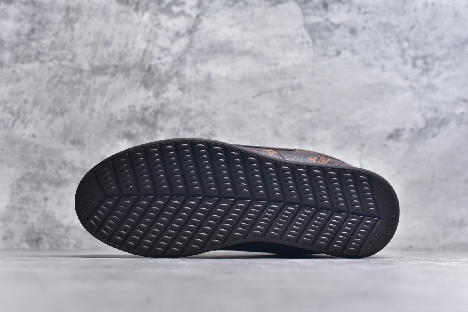 图片[6]-#1AIKDJ 当季新款 LV BUTTERSOFT 运动鞋 本款 LV Buttersoft 运动鞋出自路易威登男装创意总监 Pharrell Williams 之手，致敬运动鞋首登时尚舞台的 1960 年代。羊皮革、牛皮革和衬垫鞋面带来柔软舒适的穿着体验，LV 字母、路易威登皮具元素、Pharrell Williams 肖像和龙虾图案压纹呼应 2025 秋冬男士秀场主题。 羊皮革 / 素面牛皮革 鞋带 路易威登元素 手缝鞋面 EVA 外底饰有品牌元素 尺码：40 41 42 43 44 45-选品中心