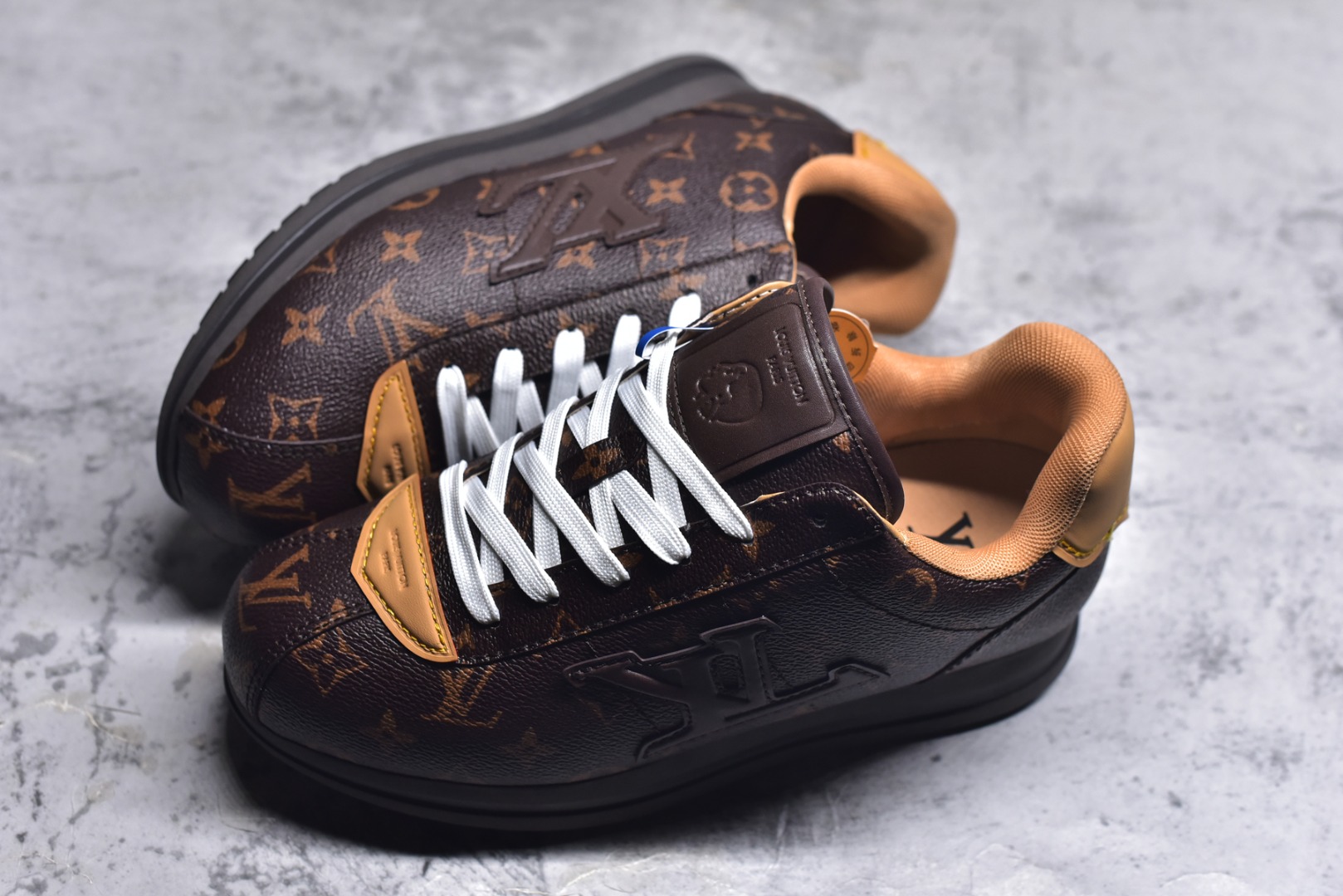 图片[7]-#1AIKDJ 当季新款 LV BUTTERSOFT 运动鞋 本款 LV Buttersoft 运动鞋出自路易威登男装创意总监 Pharrell Williams 之手，致敬运动鞋首登时尚舞台的 1960 年代。羊皮革、牛皮革和衬垫鞋面带来柔软舒适的穿着体验，LV 字母、路易威登皮具元素、Pharrell Williams 肖像和龙虾图案压纹呼应 2025 秋冬男士秀场主题。 羊皮革 / 素面牛皮革 鞋带 路易威登元素 手缝鞋面 EVA 外底饰有品牌元素 尺码：40 41 42 43 44 45-选品中心