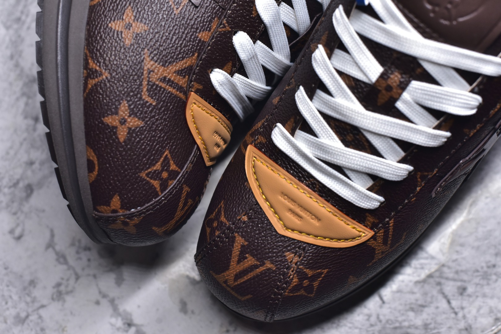 图片[8]-#1AIKDJ 当季新款 LV BUTTERSOFT 运动鞋 本款 LV Buttersoft 运动鞋出自路易威登男装创意总监 Pharrell Williams 之手，致敬运动鞋首登时尚舞台的 1960 年代。羊皮革、牛皮革和衬垫鞋面带来柔软舒适的穿着体验，LV 字母、路易威登皮具元素、Pharrell Williams 肖像和龙虾图案压纹呼应 2025 秋冬男士秀场主题。 羊皮革 / 素面牛皮革 鞋带 路易威登元素 手缝鞋面 EVA 外底饰有品牌元素 尺码：40 41 42 43 44 45-选品中心