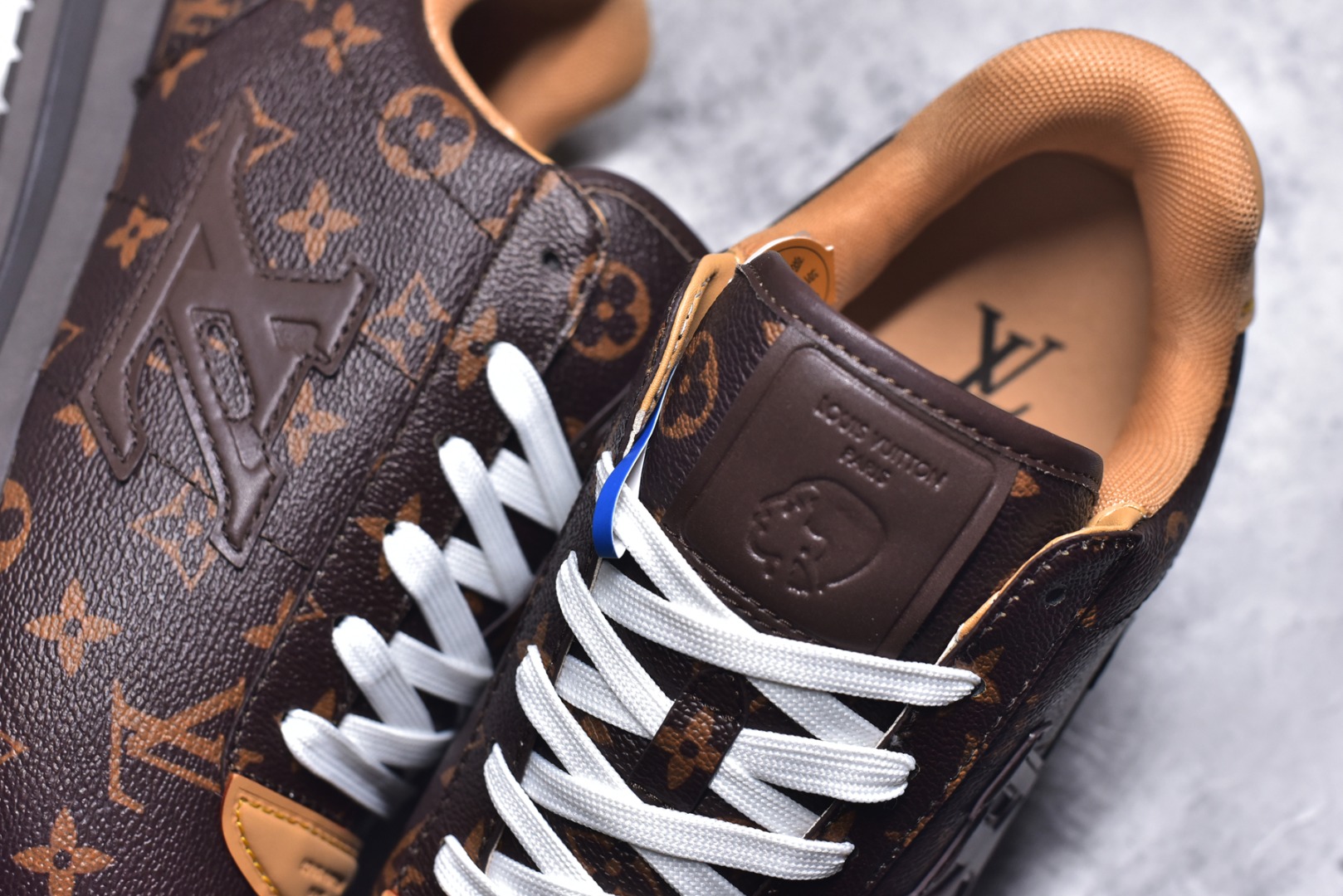图片[9]-#1AIKDJ 当季新款 LV BUTTERSOFT 运动鞋 本款 LV Buttersoft 运动鞋出自路易威登男装创意总监 Pharrell Williams 之手，致敬运动鞋首登时尚舞台的 1960 年代。羊皮革、牛皮革和衬垫鞋面带来柔软舒适的穿着体验，LV 字母、路易威登皮具元素、Pharrell Williams 肖像和龙虾图案压纹呼应 2025 秋冬男士秀场主题。 羊皮革 / 素面牛皮革 鞋带 路易威登元素 手缝鞋面 EVA 外底饰有品牌元素 尺码：40 41 42 43 44 45-选品中心