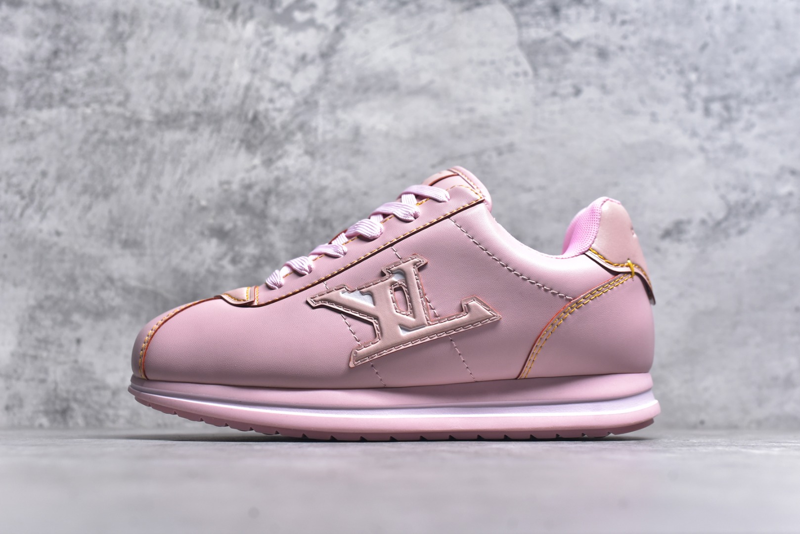 #1AIKDJ 当季新款 LV BUTTERSOFT 运动鞋 本款 LV Buttersoft 运动鞋出自路易威登男装创意总监 Pharrell Williams 之手，致敬运动鞋首登时尚舞台的 1960 年代。羊皮革、牛皮革和衬垫鞋面带来柔软舒适的穿着体验，LV 字母、路易威登皮具元素、Pharrell Williams 肖像和龙虾图案压纹呼应 2025 秋冬男士秀场主题。 羊皮革 / 素面牛皮革 鞋带 路易威登元素 手缝鞋面 EVA 外底饰有品牌元素 尺码：40 41 42 43 44 45-选品中心