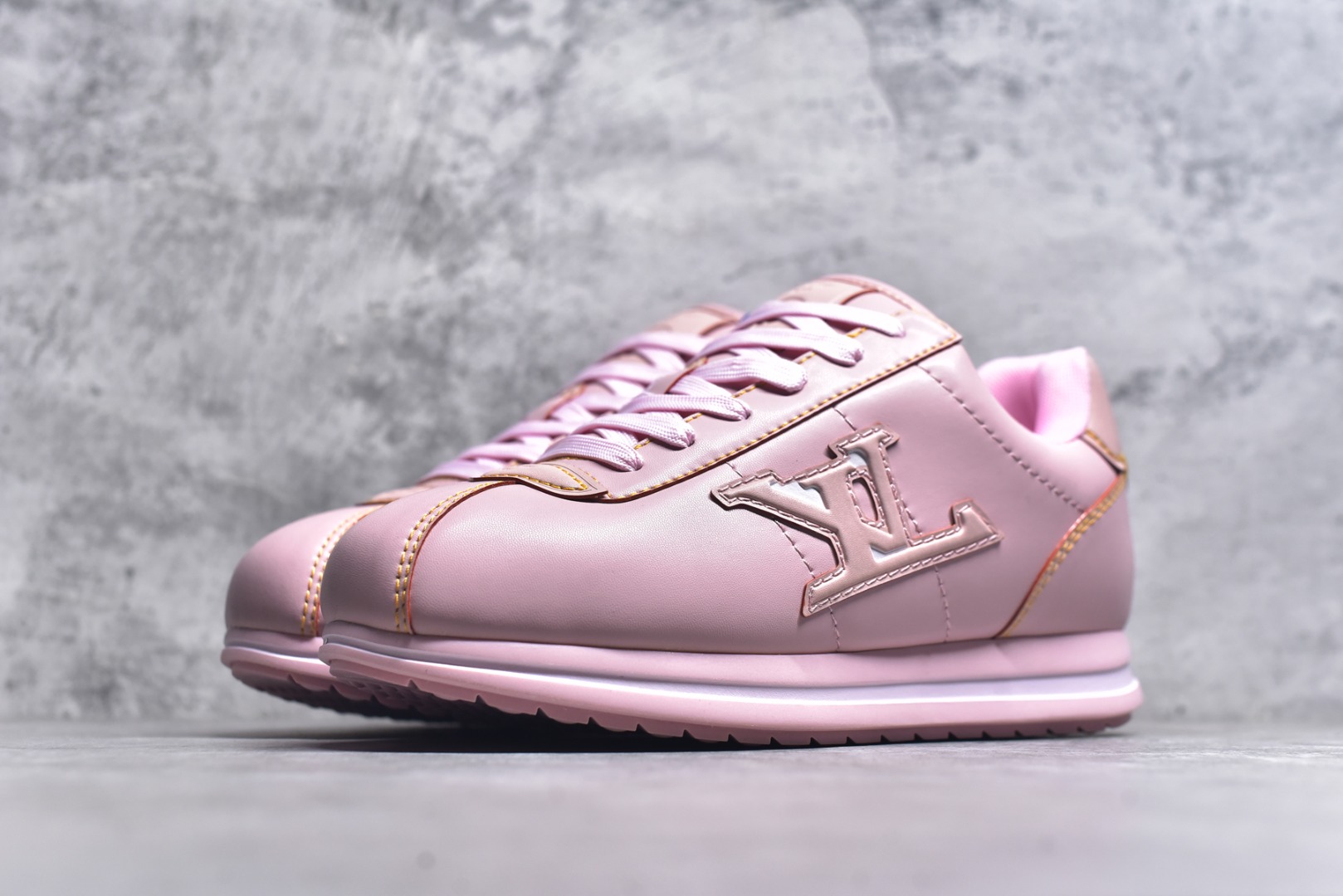 图片[2]-#1AIKDJ 当季新款 LV BUTTERSOFT 运动鞋 本款 LV Buttersoft 运动鞋出自路易威登男装创意总监 Pharrell Williams 之手，致敬运动鞋首登时尚舞台的 1960 年代。羊皮革、牛皮革和衬垫鞋面带来柔软舒适的穿着体验，LV 字母、路易威登皮具元素、Pharrell Williams 肖像和龙虾图案压纹呼应 2025 秋冬男士秀场主题。 羊皮革 / 素面牛皮革 鞋带 路易威登元素 手缝鞋面 EVA 外底饰有品牌元素 尺码：40 41 42 43 44 45-选品中心