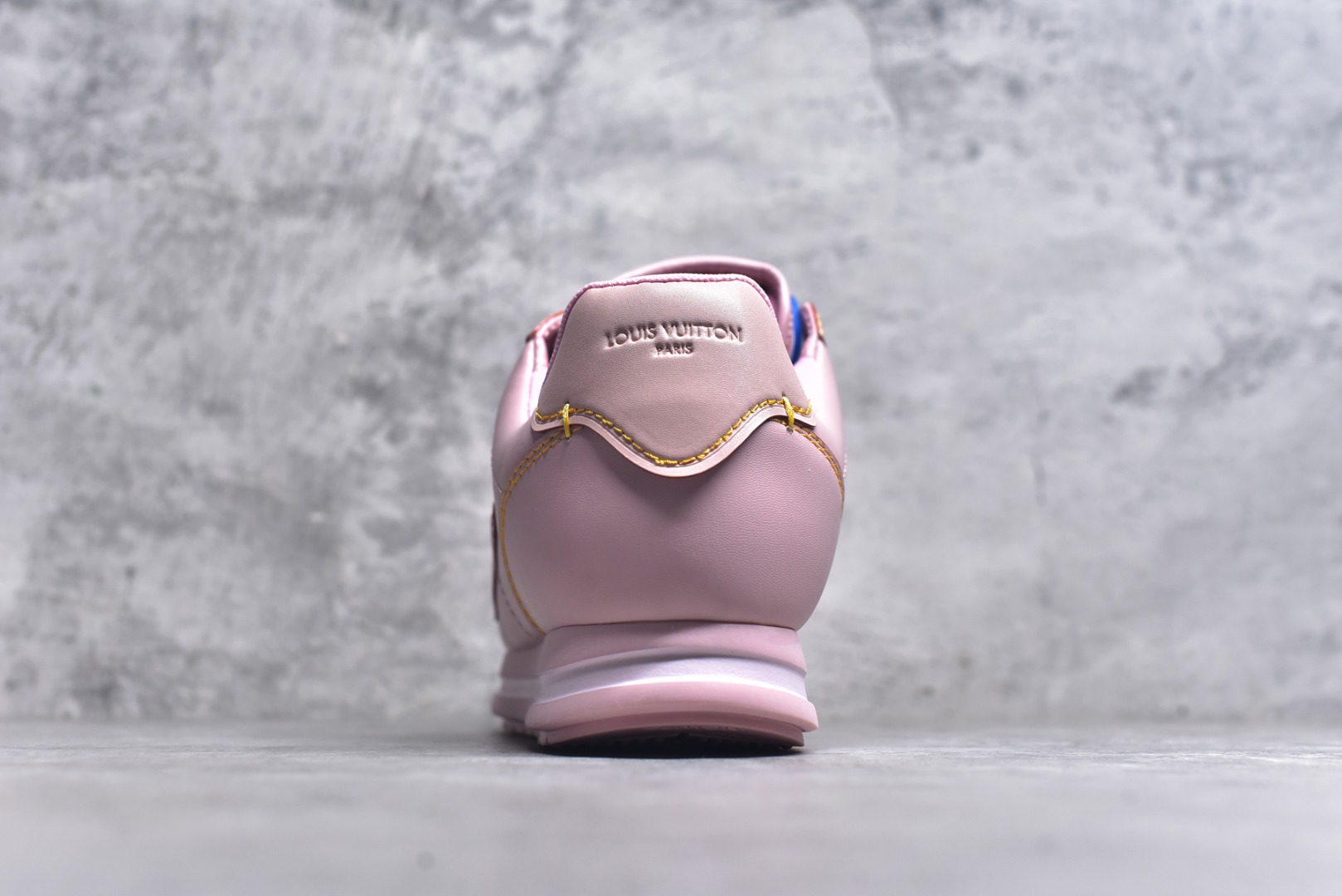 图片[5]-#1AIKDJ 当季新款 LV BUTTERSOFT 运动鞋 本款 LV Buttersoft 运动鞋出自路易威登男装创意总监 Pharrell Williams 之手，致敬运动鞋首登时尚舞台的 1960 年代。羊皮革、牛皮革和衬垫鞋面带来柔软舒适的穿着体验，LV 字母、路易威登皮具元素、Pharrell Williams 肖像和龙虾图案压纹呼应 2025 秋冬男士秀场主题。 羊皮革 / 素面牛皮革 鞋带 路易威登元素 手缝鞋面 EVA 外底饰有品牌元素 尺码：40 41 42 43 44 45-选品中心