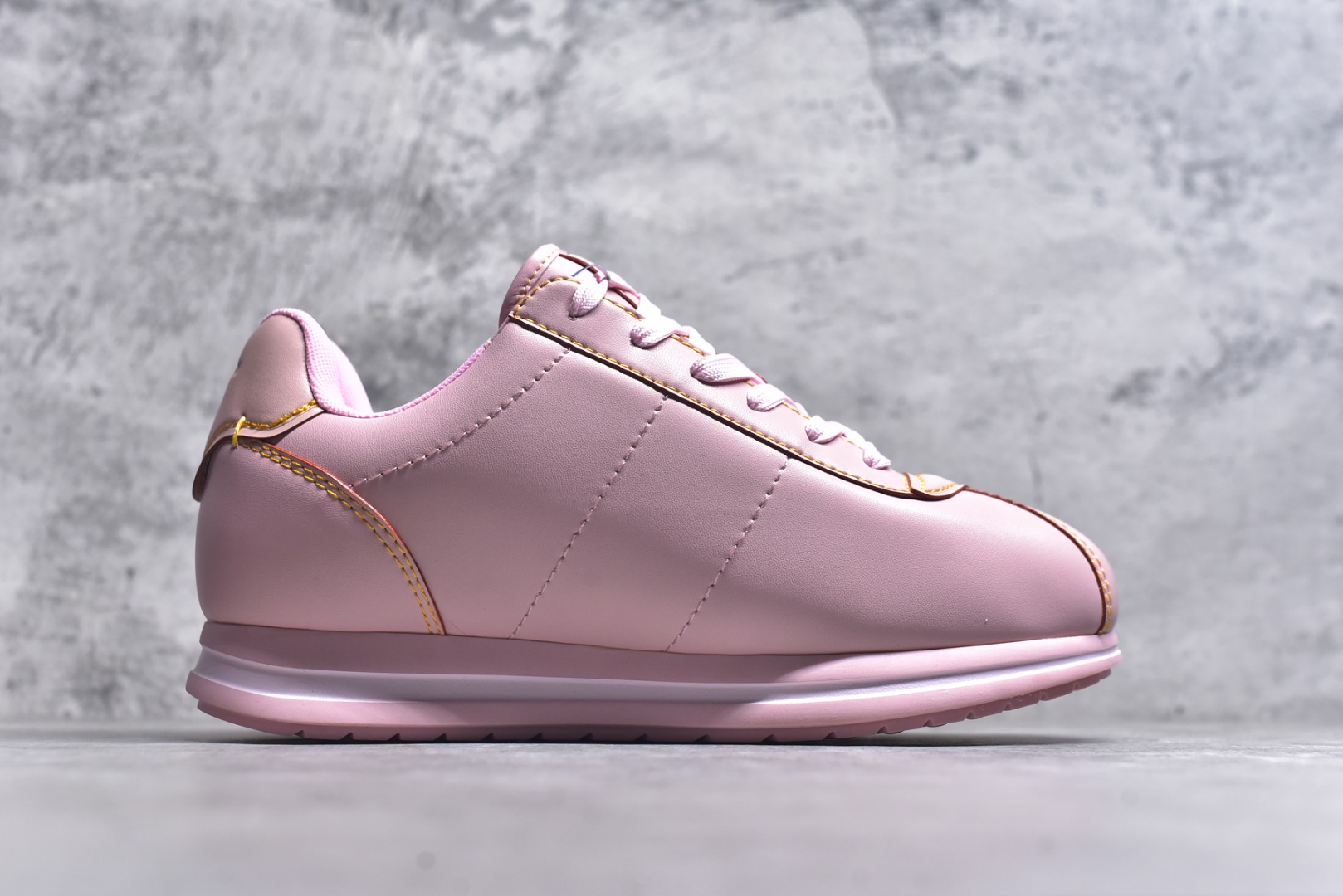 图片[3]-#1AIKDJ 当季新款 LV BUTTERSOFT 运动鞋 本款 LV Buttersoft 运动鞋出自路易威登男装创意总监 Pharrell Williams 之手，致敬运动鞋首登时尚舞台的 1960 年代。羊皮革、牛皮革和衬垫鞋面带来柔软舒适的穿着体验，LV 字母、路易威登皮具元素、Pharrell Williams 肖像和龙虾图案压纹呼应 2025 秋冬男士秀场主题。 羊皮革 / 素面牛皮革 鞋带 路易威登元素 手缝鞋面 EVA 外底饰有品牌元素 尺码：40 41 42 43 44 45-选品中心