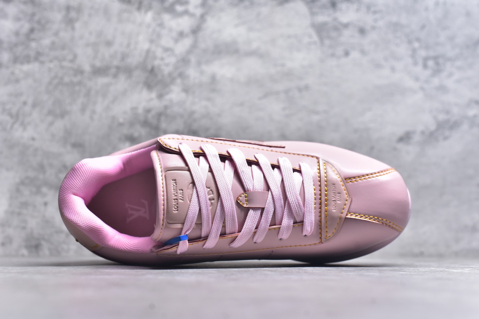 图片[4]-#1AIKDJ 当季新款 LV BUTTERSOFT 运动鞋 本款 LV Buttersoft 运动鞋出自路易威登男装创意总监 Pharrell Williams 之手，致敬运动鞋首登时尚舞台的 1960 年代。羊皮革、牛皮革和衬垫鞋面带来柔软舒适的穿着体验，LV 字母、路易威登皮具元素、Pharrell Williams 肖像和龙虾图案压纹呼应 2025 秋冬男士秀场主题。 羊皮革 / 素面牛皮革 鞋带 路易威登元素 手缝鞋面 EVA 外底饰有品牌元素 尺码：40 41 42 43 44 45-选品中心