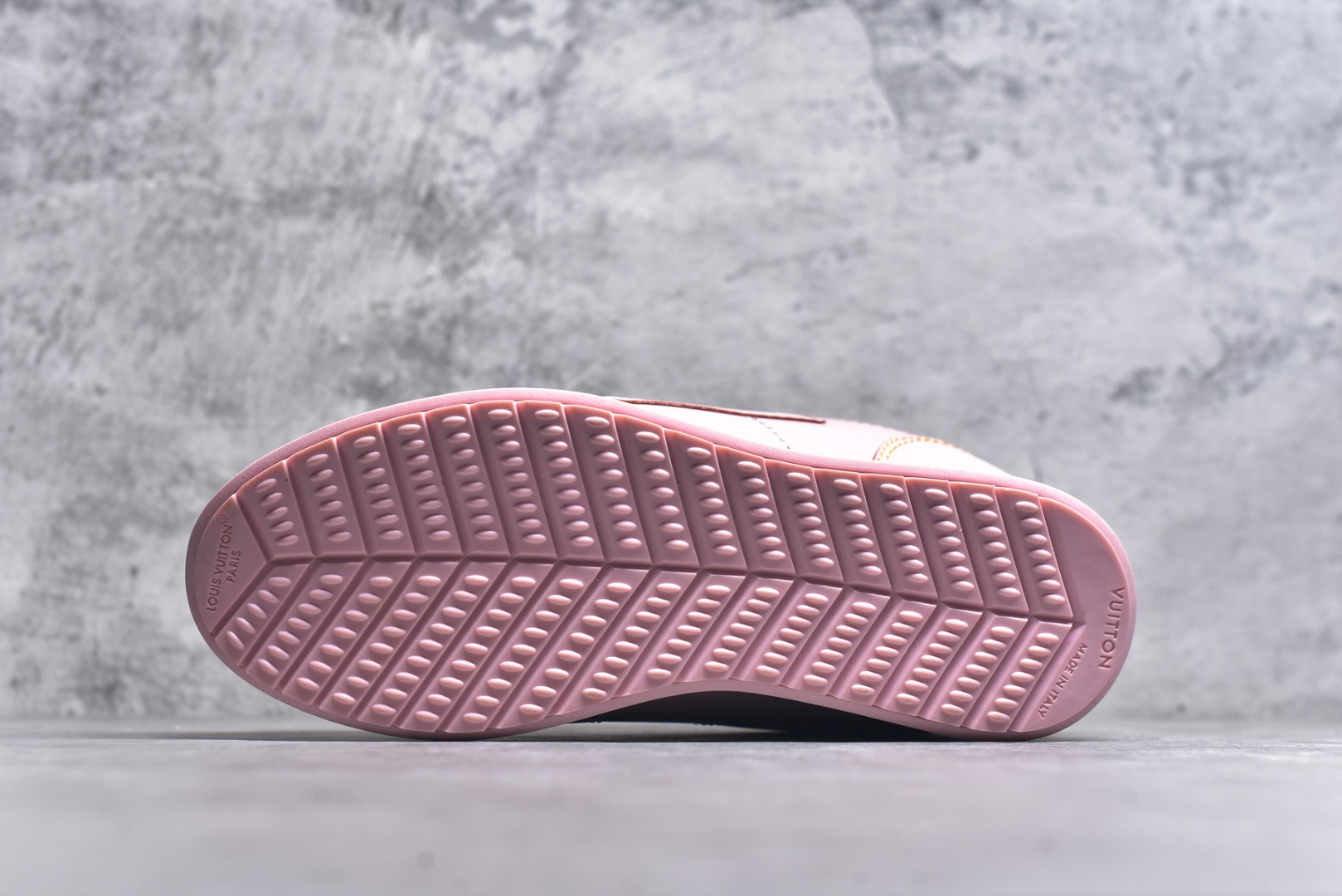 图片[6]-#1AIKDJ 当季新款 LV BUTTERSOFT 运动鞋 本款 LV Buttersoft 运动鞋出自路易威登男装创意总监 Pharrell Williams 之手，致敬运动鞋首登时尚舞台的 1960 年代。羊皮革、牛皮革和衬垫鞋面带来柔软舒适的穿着体验，LV 字母、路易威登皮具元素、Pharrell Williams 肖像和龙虾图案压纹呼应 2025 秋冬男士秀场主题。 羊皮革 / 素面牛皮革 鞋带 路易威登元素 手缝鞋面 EVA 外底饰有品牌元素 尺码：40 41 42 43 44 45-选品中心