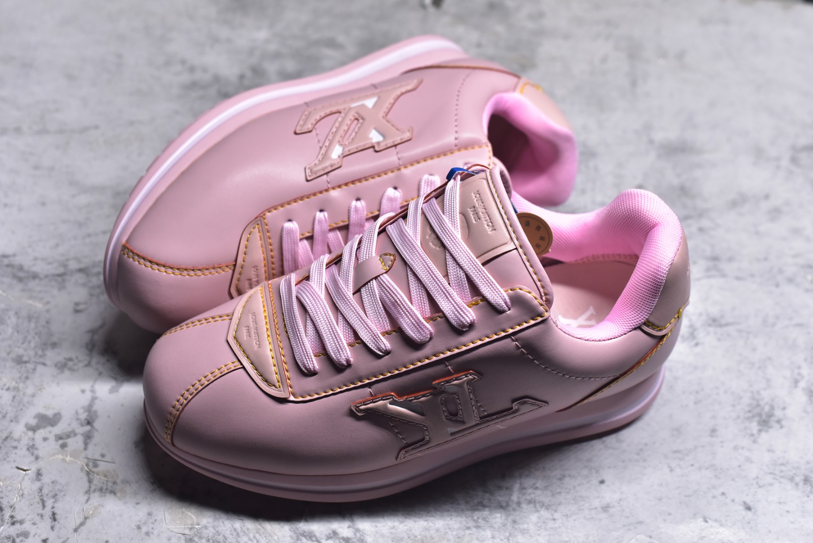 图片[7]-#1AIKDJ 当季新款 LV BUTTERSOFT 运动鞋 本款 LV Buttersoft 运动鞋出自路易威登男装创意总监 Pharrell Williams 之手，致敬运动鞋首登时尚舞台的 1960 年代。羊皮革、牛皮革和衬垫鞋面带来柔软舒适的穿着体验，LV 字母、路易威登皮具元素、Pharrell Williams 肖像和龙虾图案压纹呼应 2025 秋冬男士秀场主题。 羊皮革 / 素面牛皮革 鞋带 路易威登元素 手缝鞋面 EVA 外底饰有品牌元素 尺码：40 41 42 43 44 45-选品中心