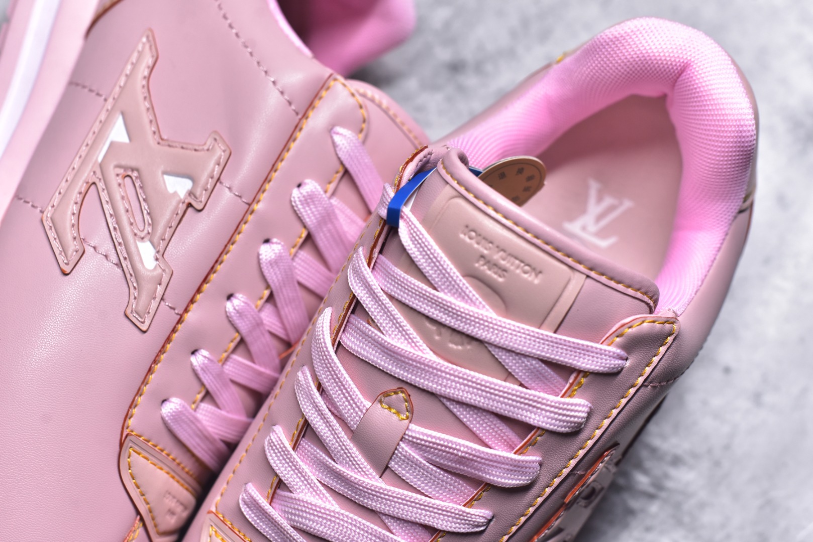 图片[9]-#1AIKDJ 当季新款 LV BUTTERSOFT 运动鞋 本款 LV Buttersoft 运动鞋出自路易威登男装创意总监 Pharrell Williams 之手，致敬运动鞋首登时尚舞台的 1960 年代。羊皮革、牛皮革和衬垫鞋面带来柔软舒适的穿着体验，LV 字母、路易威登皮具元素、Pharrell Williams 肖像和龙虾图案压纹呼应 2025 秋冬男士秀场主题。 羊皮革 / 素面牛皮革 鞋带 路易威登元素 手缝鞋面 EVA 外底饰有品牌元素 尺码：40 41 42 43 44 45-选品中心