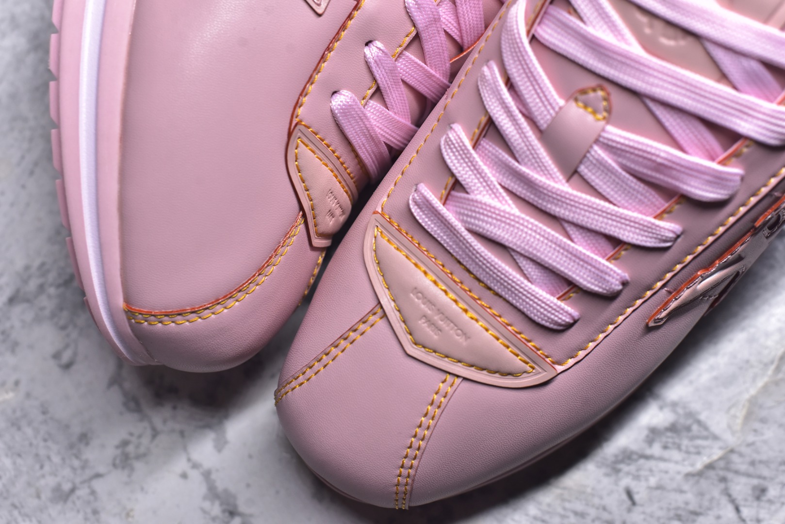 图片[8]-#1AIKDJ 当季新款 LV BUTTERSOFT 运动鞋 本款 LV Buttersoft 运动鞋出自路易威登男装创意总监 Pharrell Williams 之手，致敬运动鞋首登时尚舞台的 1960 年代。羊皮革、牛皮革和衬垫鞋面带来柔软舒适的穿着体验，LV 字母、路易威登皮具元素、Pharrell Williams 肖像和龙虾图案压纹呼应 2025 秋冬男士秀场主题。 羊皮革 / 素面牛皮革 鞋带 路易威登元素 手缝鞋面 EVA 外底饰有品牌元素 尺码：40 41 42 43 44 45-选品中心