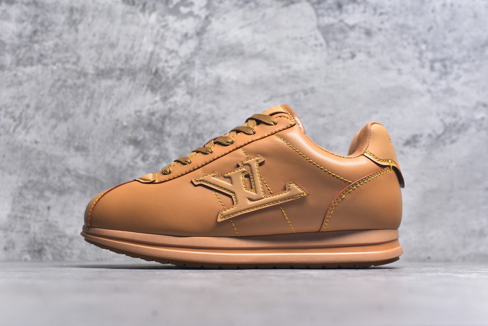 #1AIKDJ 当季新款 LV BUTTERSOFT 运动鞋 本款 LV Buttersoft 运动鞋出自路易威登男装创意总监 Pharrell Williams 之手，致敬运动鞋首登时尚舞台的 1960 年代。羊皮革、牛皮革和衬垫鞋面带来柔软舒适的穿着体验，LV 字母、路易威登皮具元素、Pharrell Williams 肖像和龙虾图案压纹呼应 2025 秋冬男士秀场主题。 羊皮革 / 素面牛皮革 鞋带 路易威登元素 手缝鞋面 EVA 外底饰有品牌元素 尺码：40 41 42 43 44 45-选品中心