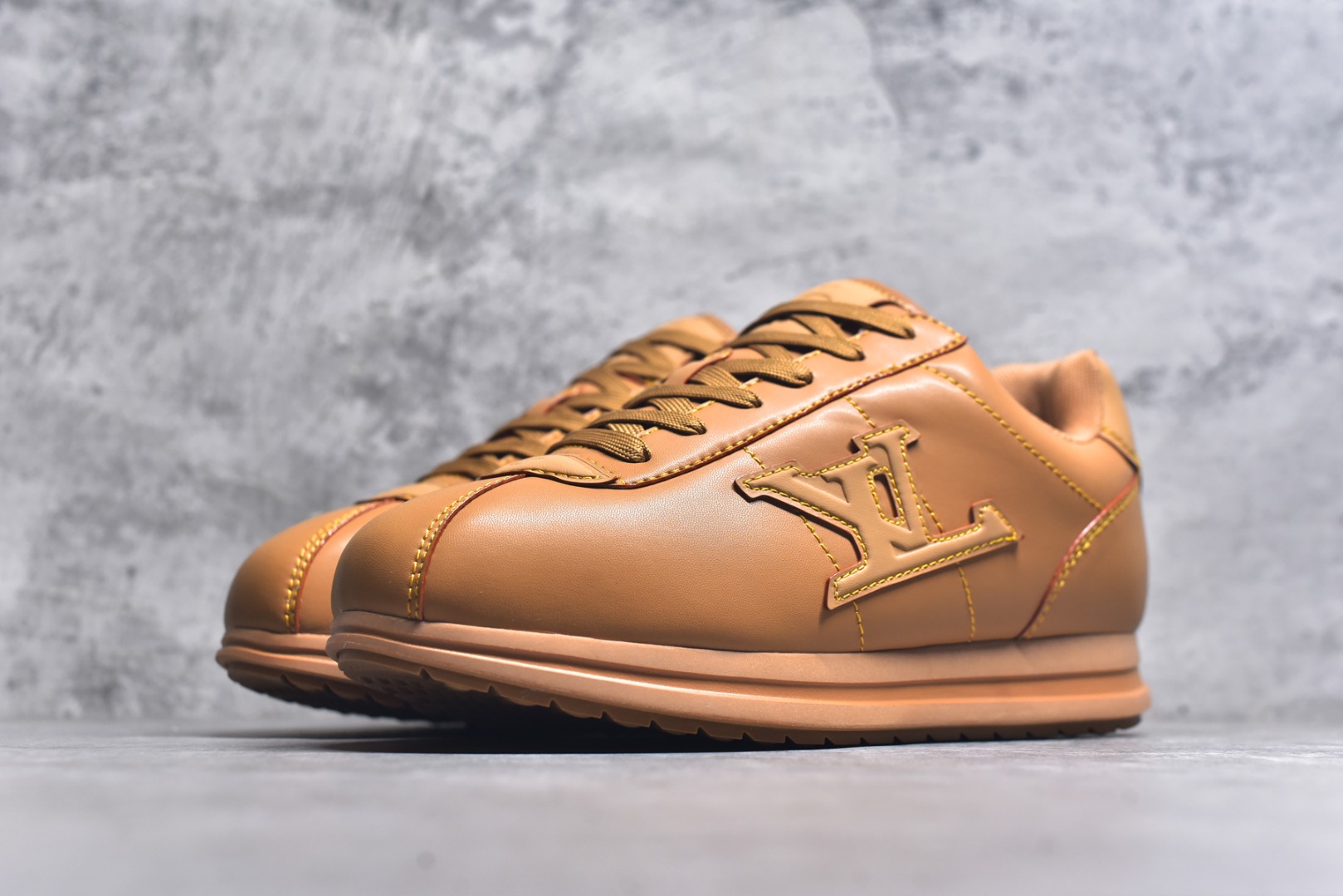图片[2]-#1AIKDJ 当季新款 LV BUTTERSOFT 运动鞋 本款 LV Buttersoft 运动鞋出自路易威登男装创意总监 Pharrell Williams 之手，致敬运动鞋首登时尚舞台的 1960 年代。羊皮革、牛皮革和衬垫鞋面带来柔软舒适的穿着体验，LV 字母、路易威登皮具元素、Pharrell Williams 肖像和龙虾图案压纹呼应 2025 秋冬男士秀场主题。 羊皮革 / 素面牛皮革 鞋带 路易威登元素 手缝鞋面 EVA 外底饰有品牌元素 尺码：40 41 42 43 44 45-选品中心