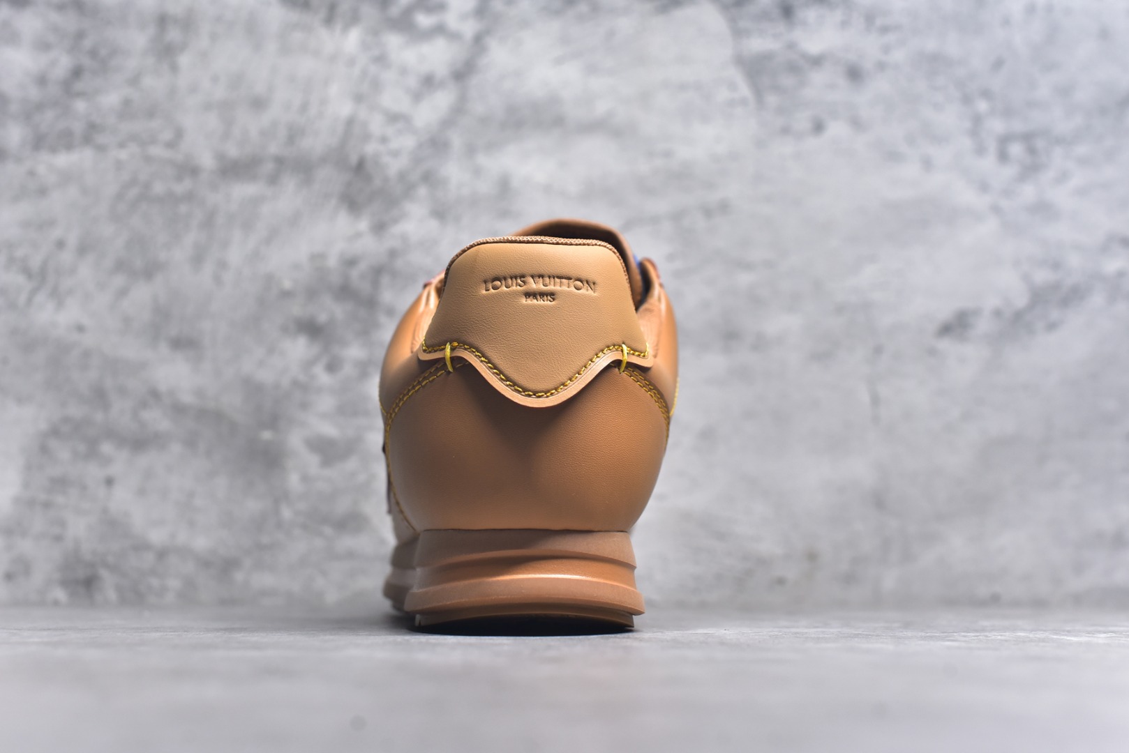 图片[5]-#1AIKDJ 当季新款 LV BUTTERSOFT 运动鞋 本款 LV Buttersoft 运动鞋出自路易威登男装创意总监 Pharrell Williams 之手，致敬运动鞋首登时尚舞台的 1960 年代。羊皮革、牛皮革和衬垫鞋面带来柔软舒适的穿着体验，LV 字母、路易威登皮具元素、Pharrell Williams 肖像和龙虾图案压纹呼应 2025 秋冬男士秀场主题。 羊皮革 / 素面牛皮革 鞋带 路易威登元素 手缝鞋面 EVA 外底饰有品牌元素 尺码：40 41 42 43 44 45-选品中心