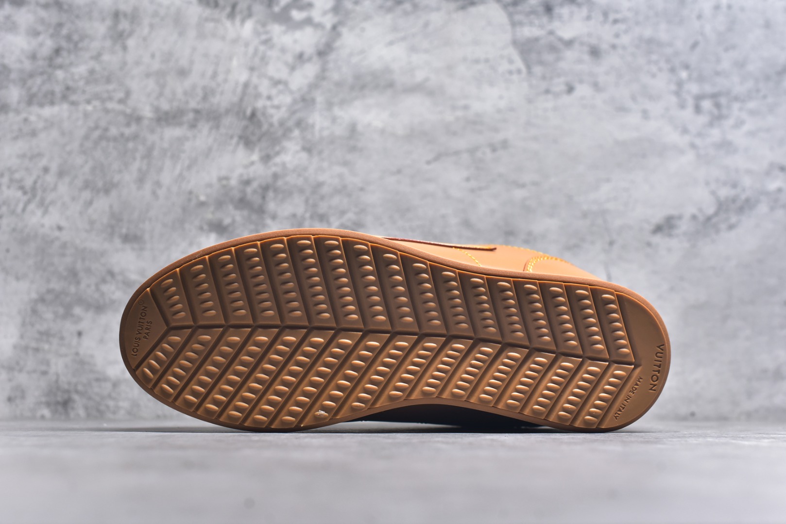 图片[6]-#1AIKDJ 当季新款 LV BUTTERSOFT 运动鞋 本款 LV Buttersoft 运动鞋出自路易威登男装创意总监 Pharrell Williams 之手，致敬运动鞋首登时尚舞台的 1960 年代。羊皮革、牛皮革和衬垫鞋面带来柔软舒适的穿着体验，LV 字母、路易威登皮具元素、Pharrell Williams 肖像和龙虾图案压纹呼应 2025 秋冬男士秀场主题。 羊皮革 / 素面牛皮革 鞋带 路易威登元素 手缝鞋面 EVA 外底饰有品牌元素 尺码：40 41 42 43 44 45-选品中心