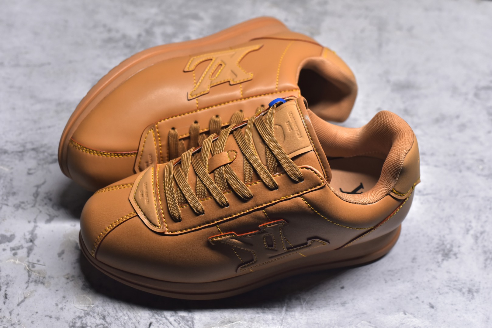 图片[7]-#1AIKDJ 当季新款 LV BUTTERSOFT 运动鞋 本款 LV Buttersoft 运动鞋出自路易威登男装创意总监 Pharrell Williams 之手，致敬运动鞋首登时尚舞台的 1960 年代。羊皮革、牛皮革和衬垫鞋面带来柔软舒适的穿着体验，LV 字母、路易威登皮具元素、Pharrell Williams 肖像和龙虾图案压纹呼应 2025 秋冬男士秀场主题。 羊皮革 / 素面牛皮革 鞋带 路易威登元素 手缝鞋面 EVA 外底饰有品牌元素 尺码：40 41 42 43 44 45-选品中心