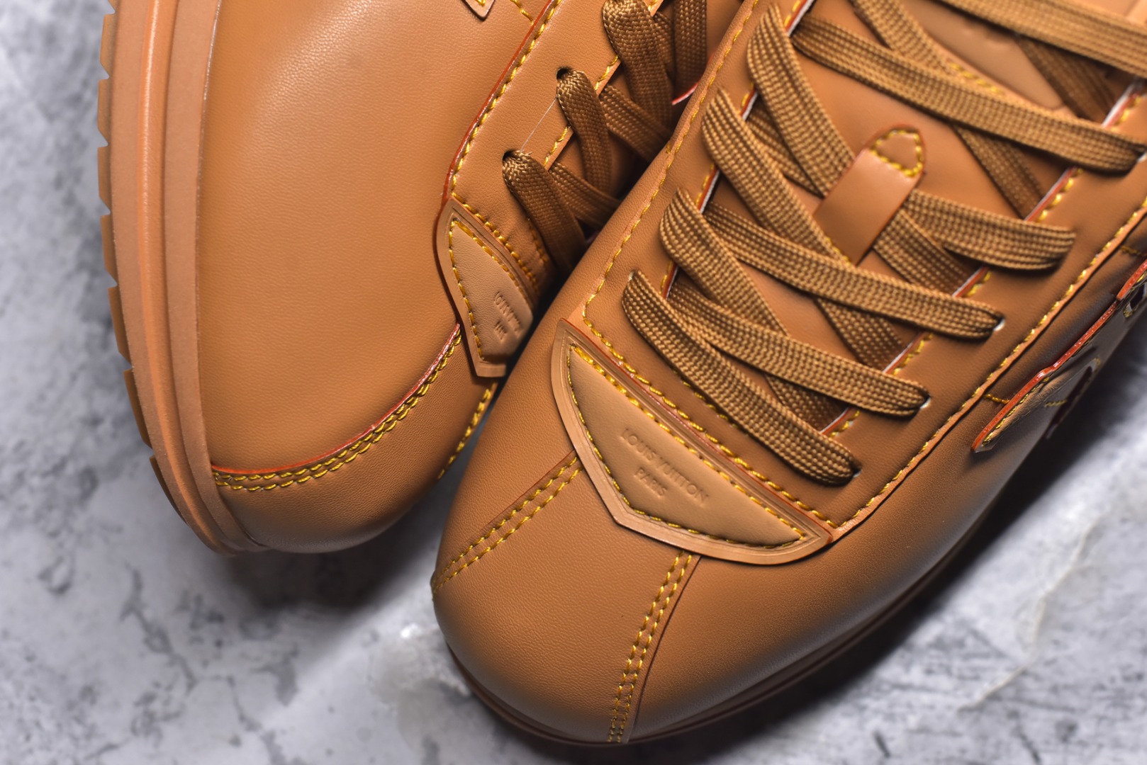 图片[8]-#1AIKDJ 当季新款 LV BUTTERSOFT 运动鞋 本款 LV Buttersoft 运动鞋出自路易威登男装创意总监 Pharrell Williams 之手，致敬运动鞋首登时尚舞台的 1960 年代。羊皮革、牛皮革和衬垫鞋面带来柔软舒适的穿着体验，LV 字母、路易威登皮具元素、Pharrell Williams 肖像和龙虾图案压纹呼应 2025 秋冬男士秀场主题。 羊皮革 / 素面牛皮革 鞋带 路易威登元素 手缝鞋面 EVA 外底饰有品牌元素 尺码：40 41 42 43 44 45-选品中心