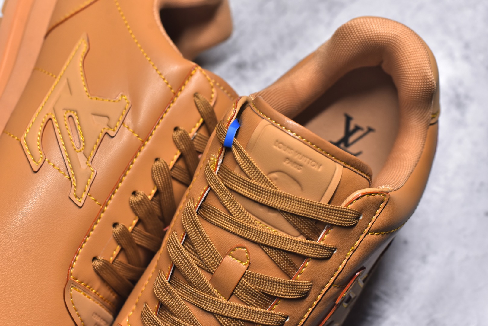图片[9]-#1AIKDJ 当季新款 LV BUTTERSOFT 运动鞋 本款 LV Buttersoft 运动鞋出自路易威登男装创意总监 Pharrell Williams 之手，致敬运动鞋首登时尚舞台的 1960 年代。羊皮革、牛皮革和衬垫鞋面带来柔软舒适的穿着体验，LV 字母、路易威登皮具元素、Pharrell Williams 肖像和龙虾图案压纹呼应 2025 秋冬男士秀场主题。 羊皮革 / 素面牛皮革 鞋带 路易威登元素 手缝鞋面 EVA 外底饰有品牌元素 尺码：40 41 42 43 44 45-选品中心