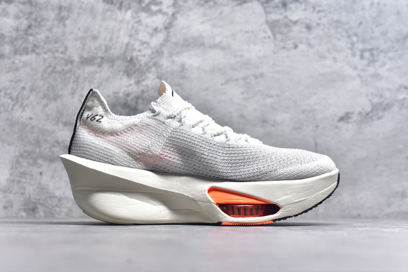 图片[3]-#Nike Zoom VaporFly Next% 3 \”Prototype\” 全新超级马拉松跑鞋 FD8356-100 #鞋款搭载两个Airzoom缓震配置，全掌型碳纤维板，缔造出色推进感；中底ZoomX 泡绵从后跟延伸至鞋头，超强回弹性 尺码：36 36.5 37.5 38 38.5 39 40 40.5 41 42 42.5 43 44 44.5 45 46 Z.D4-选品中心