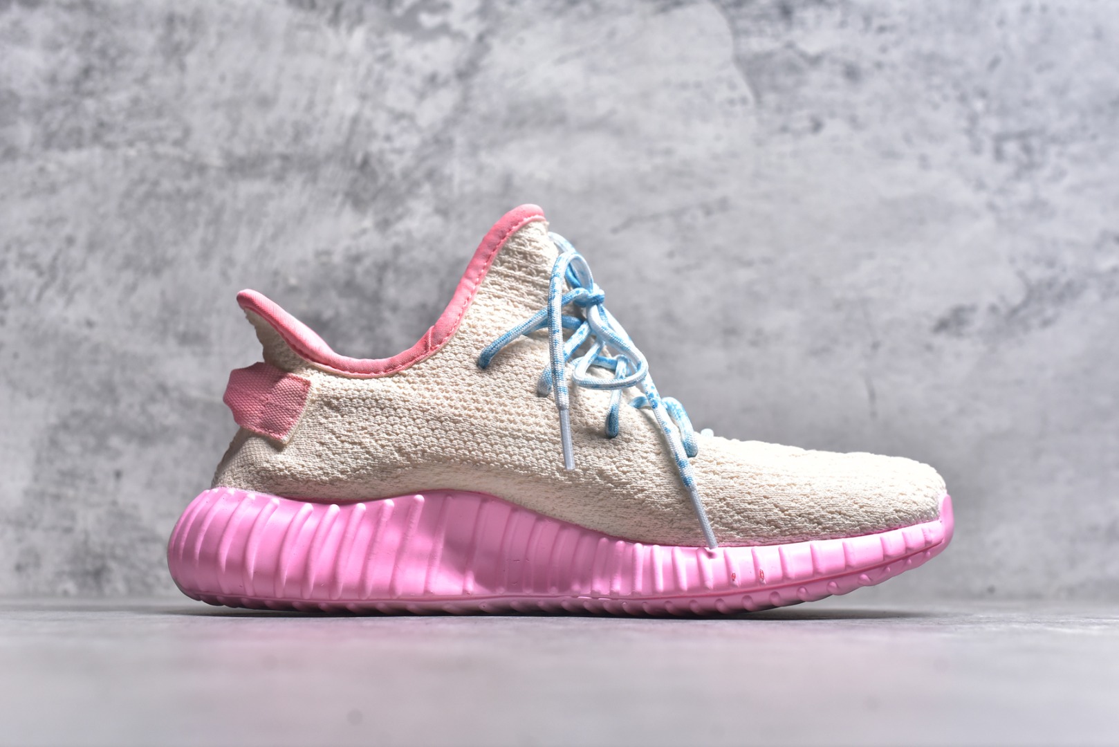 图片[3]-#Adidas Yeezy 350 Boost V2 CP9366 阿迪达斯椰子350二代 粉西瓜 #一双将浪漫与活力编织进设计的鞋履。柔和粉调如梦幻絮语，从鞋身晕染至鞋底，似把甜美的梦踩在脚下。鞋带蓝白交织，像流星划过粉雾的轨迹，每一步都成独特风景。轻盈网面贴合双脚，奔赴前路时，仿若脚步也沾了梦幻的光，在日常与奔赴里，用色彩与设计，勾勒属于你的逐梦印记，让行走成为一场关于粉色遐想的漫游 尺码：36 36.5 37 38 38.5 39 40 40.5 41 42 42.5 43 44 44.5 45 9.D4-选品中心