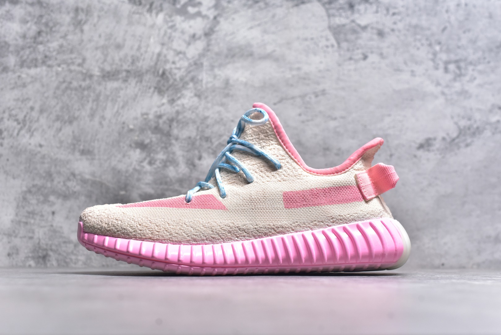 #Adidas Yeezy 350 Boost V2 CP9366 阿迪达斯椰子350二代 粉西瓜 #一双将浪漫与活力编织进设计的鞋履。柔和粉调如梦幻絮语，从鞋身晕染至鞋底，似把甜美的梦踩在脚下。鞋带蓝白交织，像流星划过粉雾的轨迹，每一步都成独特风景。轻盈网面贴合双脚，奔赴前路时，仿若脚步也沾了梦幻的光，在日常与奔赴里，用色彩与设计，勾勒属于你的逐梦印记，让行走成为一场关于粉色遐想的漫游 尺码：36 36.5 37 38 38.5 39 40 40.5 41 42 42.5 43 44 44.5 45 9.D4-选品中心