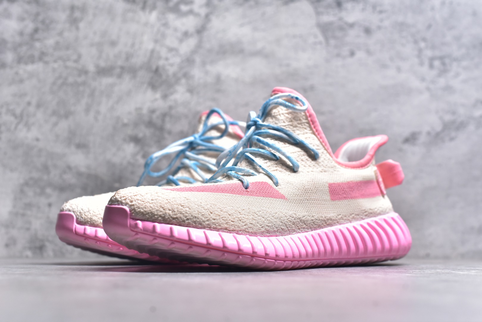 图片[2]-#Adidas Yeezy 350 Boost V2 CP9366 阿迪达斯椰子350二代 粉西瓜 #一双将浪漫与活力编织进设计的鞋履。柔和粉调如梦幻絮语，从鞋身晕染至鞋底，似把甜美的梦踩在脚下。鞋带蓝白交织，像流星划过粉雾的轨迹，每一步都成独特风景。轻盈网面贴合双脚，奔赴前路时，仿若脚步也沾了梦幻的光，在日常与奔赴里，用色彩与设计，勾勒属于你的逐梦印记，让行走成为一场关于粉色遐想的漫游 尺码：36 36.5 37 38 38.5 39 40 40.5 41 42 42.5 43 44 44.5 45 9.D4-选品中心