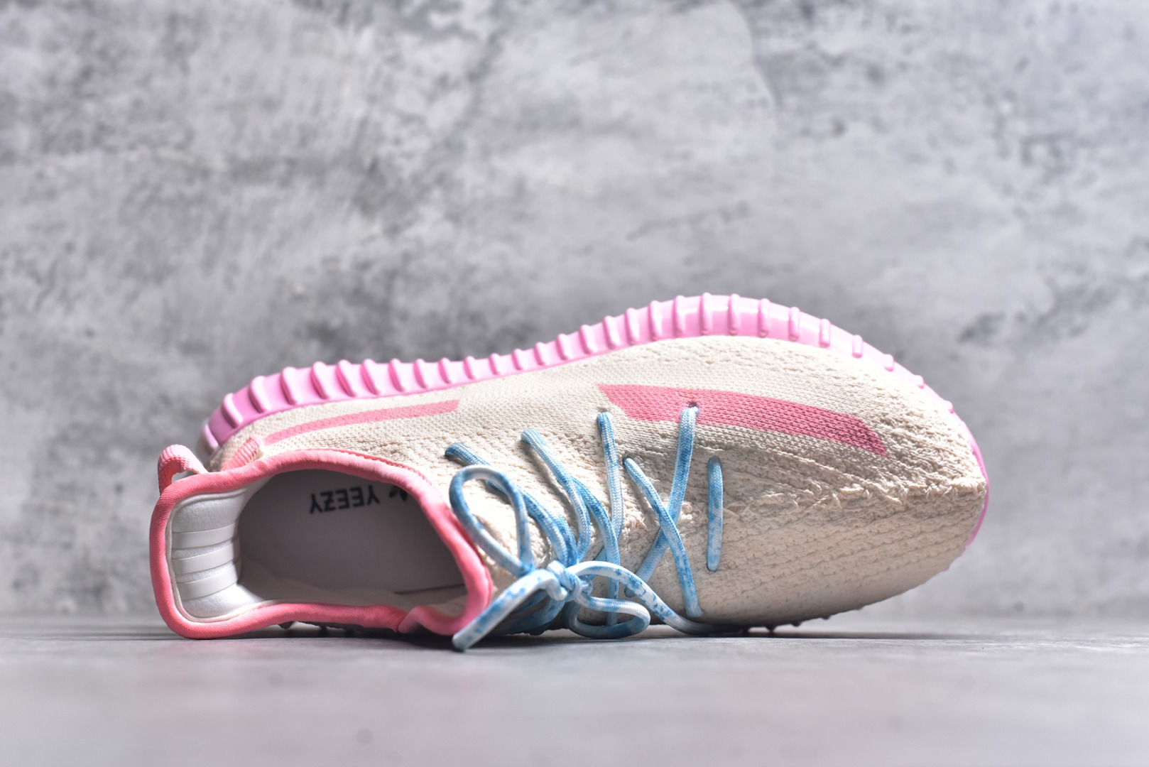 图片[4]-#Adidas Yeezy 350 Boost V2 CP9366 阿迪达斯椰子350二代 粉西瓜 #一双将浪漫与活力编织进设计的鞋履。柔和粉调如梦幻絮语，从鞋身晕染至鞋底，似把甜美的梦踩在脚下。鞋带蓝白交织，像流星划过粉雾的轨迹，每一步都成独特风景。轻盈网面贴合双脚，奔赴前路时，仿若脚步也沾了梦幻的光，在日常与奔赴里，用色彩与设计，勾勒属于你的逐梦印记，让行走成为一场关于粉色遐想的漫游 尺码：36 36.5 37 38 38.5 39 40 40.5 41 42 42.5 43 44 44.5 45 9.D4-选品中心