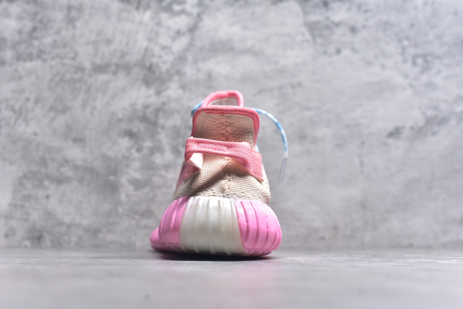 图片[5]-#Adidas Yeezy 350 Boost V2 CP9366 阿迪达斯椰子350二代 粉西瓜 #一双将浪漫与活力编织进设计的鞋履。柔和粉调如梦幻絮语，从鞋身晕染至鞋底，似把甜美的梦踩在脚下。鞋带蓝白交织，像流星划过粉雾的轨迹，每一步都成独特风景。轻盈网面贴合双脚，奔赴前路时，仿若脚步也沾了梦幻的光，在日常与奔赴里，用色彩与设计，勾勒属于你的逐梦印记，让行走成为一场关于粉色遐想的漫游 尺码：36 36.5 37 38 38.5 39 40 40.5 41 42 42.5 43 44 44.5 45 9.D4-选品中心