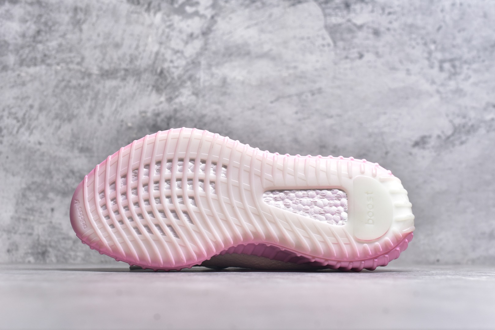 图片[6]-#Adidas Yeezy 350 Boost V2 CP9366 阿迪达斯椰子350二代 粉西瓜 #一双将浪漫与活力编织进设计的鞋履。柔和粉调如梦幻絮语，从鞋身晕染至鞋底，似把甜美的梦踩在脚下。鞋带蓝白交织，像流星划过粉雾的轨迹，每一步都成独特风景。轻盈网面贴合双脚，奔赴前路时，仿若脚步也沾了梦幻的光，在日常与奔赴里，用色彩与设计，勾勒属于你的逐梦印记，让行走成为一场关于粉色遐想的漫游 尺码：36 36.5 37 38 38.5 39 40 40.5 41 42 42.5 43 44 44.5 45 9.D4-选品中心