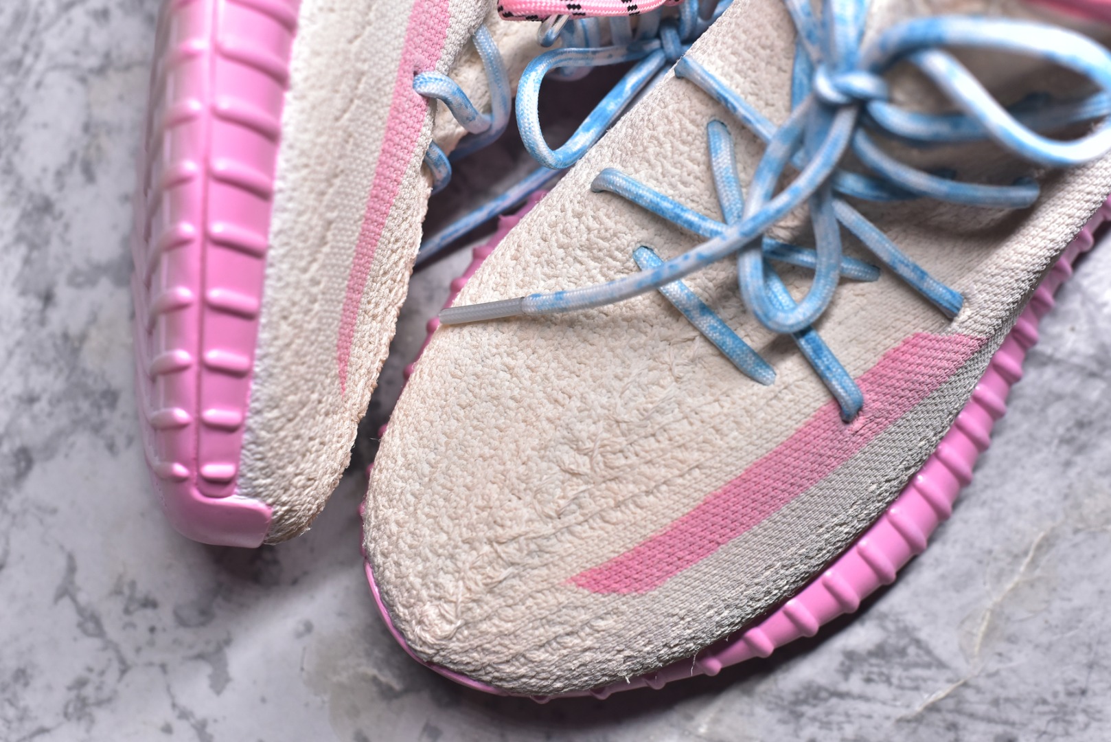 图片[8]-#Adidas Yeezy 350 Boost V2 CP9366 阿迪达斯椰子350二代 粉西瓜 #一双将浪漫与活力编织进设计的鞋履。柔和粉调如梦幻絮语，从鞋身晕染至鞋底，似把甜美的梦踩在脚下。鞋带蓝白交织，像流星划过粉雾的轨迹，每一步都成独特风景。轻盈网面贴合双脚，奔赴前路时，仿若脚步也沾了梦幻的光，在日常与奔赴里，用色彩与设计，勾勒属于你的逐梦印记，让行走成为一场关于粉色遐想的漫游 尺码：36 36.5 37 38 38.5 39 40 40.5 41 42 42.5 43 44 44.5 45 9.D4-选品中心