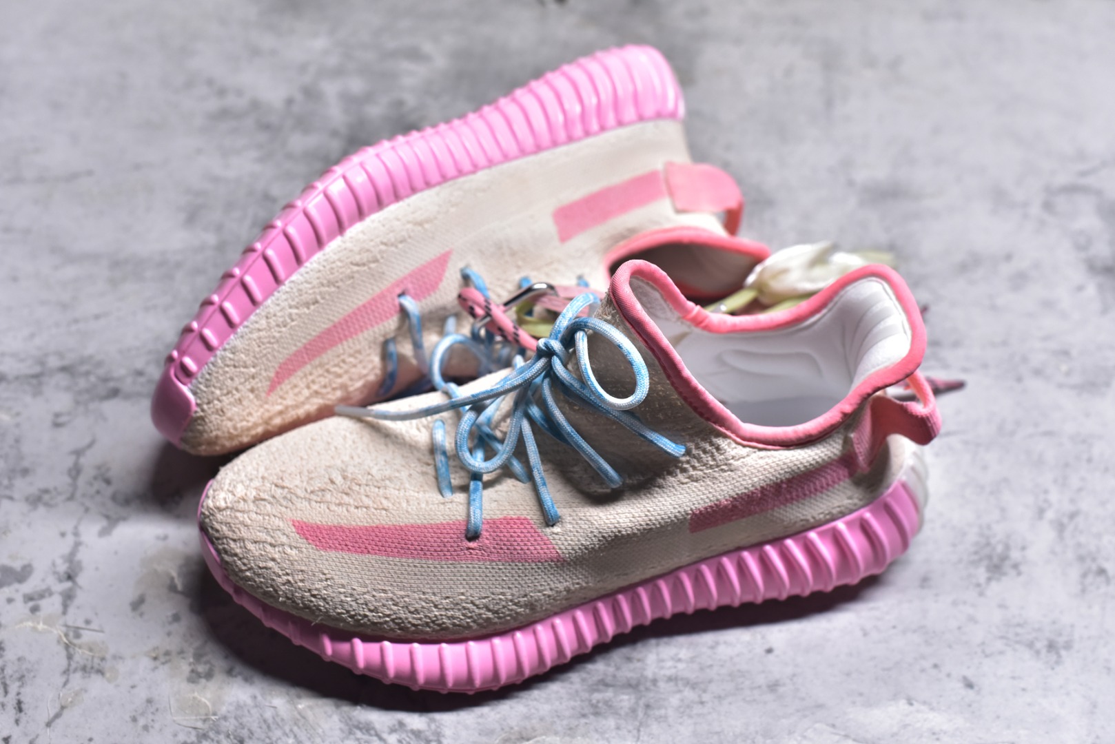 图片[7]-#Adidas Yeezy 350 Boost V2 CP9366 阿迪达斯椰子350二代 粉西瓜 #一双将浪漫与活力编织进设计的鞋履。柔和粉调如梦幻絮语，从鞋身晕染至鞋底，似把甜美的梦踩在脚下。鞋带蓝白交织，像流星划过粉雾的轨迹，每一步都成独特风景。轻盈网面贴合双脚，奔赴前路时，仿若脚步也沾了梦幻的光，在日常与奔赴里，用色彩与设计，勾勒属于你的逐梦印记，让行走成为一场关于粉色遐想的漫游 尺码：36 36.5 37 38 38.5 39 40 40.5 41 42 42.5 43 44 44.5 45 9.D4-选品中心