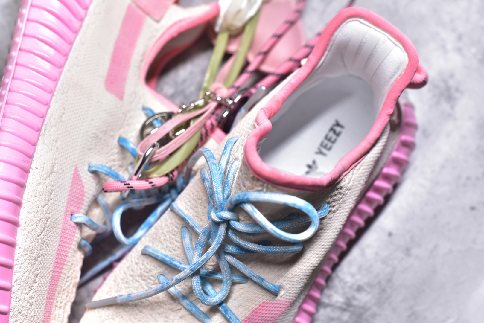 图片[9]-#Adidas Yeezy 350 Boost V2 CP9366 阿迪达斯椰子350二代 粉西瓜 #一双将浪漫与活力编织进设计的鞋履。柔和粉调如梦幻絮语，从鞋身晕染至鞋底，似把甜美的梦踩在脚下。鞋带蓝白交织，像流星划过粉雾的轨迹，每一步都成独特风景。轻盈网面贴合双脚，奔赴前路时，仿若脚步也沾了梦幻的光，在日常与奔赴里，用色彩与设计，勾勒属于你的逐梦印记，让行走成为一场关于粉色遐想的漫游 尺码：36 36.5 37 38 38.5 39 40 40.5 41 42 42.5 43 44 44.5 45 9.D4-选品中心