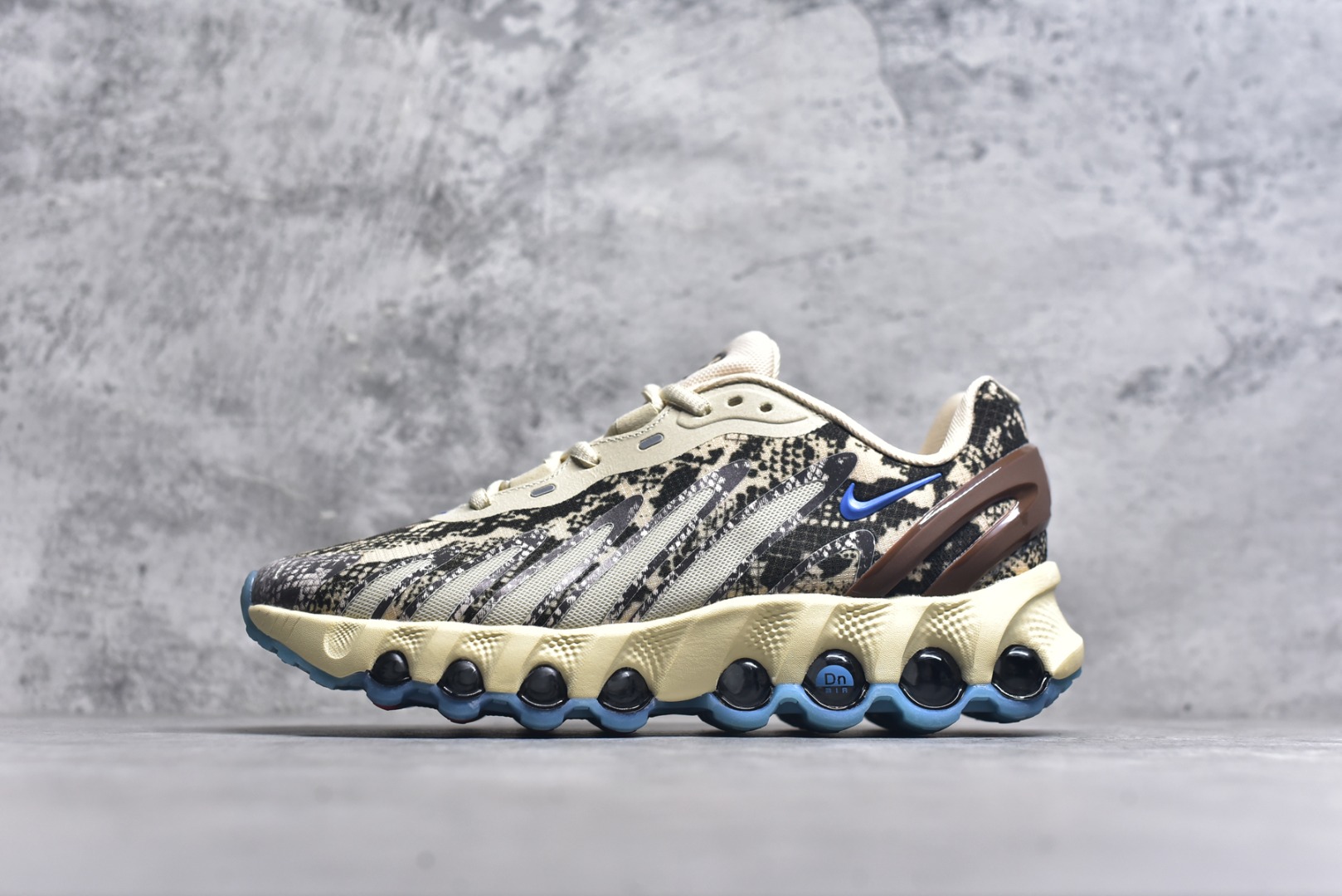 #Nike Air Max DN8 PRM 耐克2024全新气垫跑鞋 #全新鞋款在同侧采用了八个圆柱仓式的设计不仅有防滑耐磨性功能还搭配了周围一圈柔软的泡棉材质提供全新的复合脚感八成还是泡棉脚感货号：HF5509-900 尺码：36 36.5 37.5 38 38.5 39 40 40.5 41 42 42.5 43 44 45-选品中心