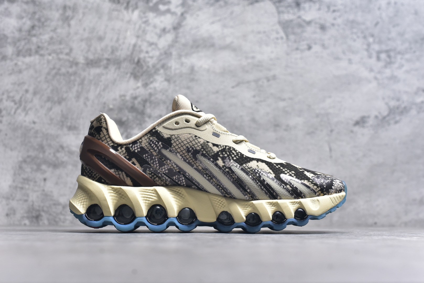 图片[3]-#Nike Air Max DN8 PRM 耐克2024全新气垫跑鞋 #全新鞋款在同侧采用了八个圆柱仓式的设计不仅有防滑耐磨性功能还搭配了周围一圈柔软的泡棉材质提供全新的复合脚感八成还是泡棉脚感货号：HF5509-900 尺码：36 36.5 37.5 38 38.5 39 40 40.5 41 42 42.5 43 44 45-选品中心