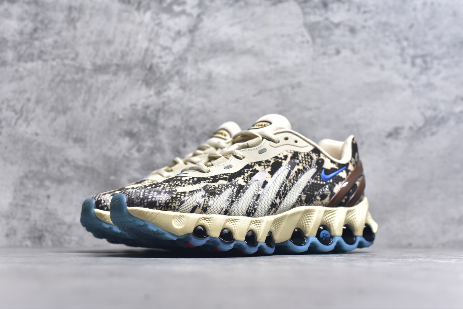 图片[2]-#Nike Air Max DN8 PRM 耐克2024全新气垫跑鞋 #全新鞋款在同侧采用了八个圆柱仓式的设计不仅有防滑耐磨性功能还搭配了周围一圈柔软的泡棉材质提供全新的复合脚感八成还是泡棉脚感货号：HF5509-900 尺码：36 36.5 37.5 38 38.5 39 40 40.5 41 42 42.5 43 44 45-选品中心