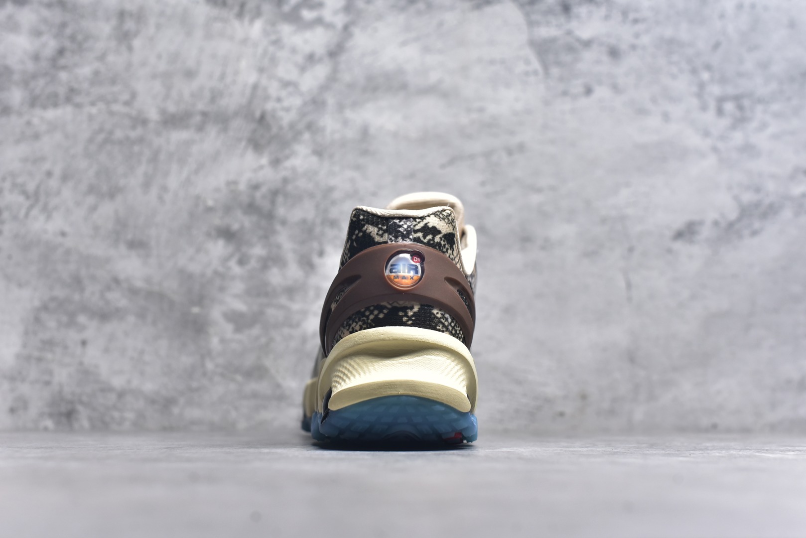 图片[5]-#Nike Air Max DN8 PRM 耐克2024全新气垫跑鞋 #全新鞋款在同侧采用了八个圆柱仓式的设计不仅有防滑耐磨性功能还搭配了周围一圈柔软的泡棉材质提供全新的复合脚感八成还是泡棉脚感货号：HF5509-900 尺码：36 36.5 37.5 38 38.5 39 40 40.5 41 42 42.5 43 44 45-选品中心