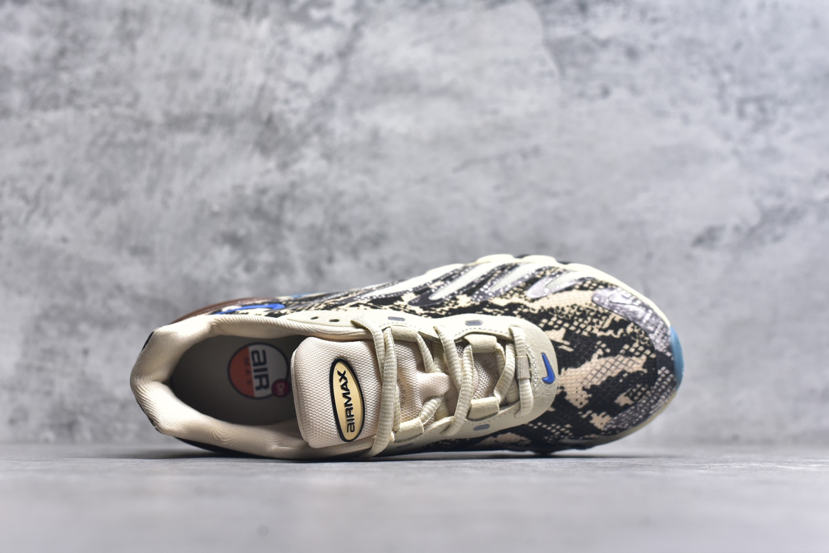 图片[4]-#Nike Air Max DN8 PRM 耐克2024全新气垫跑鞋 #全新鞋款在同侧采用了八个圆柱仓式的设计不仅有防滑耐磨性功能还搭配了周围一圈柔软的泡棉材质提供全新的复合脚感八成还是泡棉脚感货号：HF5509-900 尺码：36 36.5 37.5 38 38.5 39 40 40.5 41 42 42.5 43 44 45-选品中心