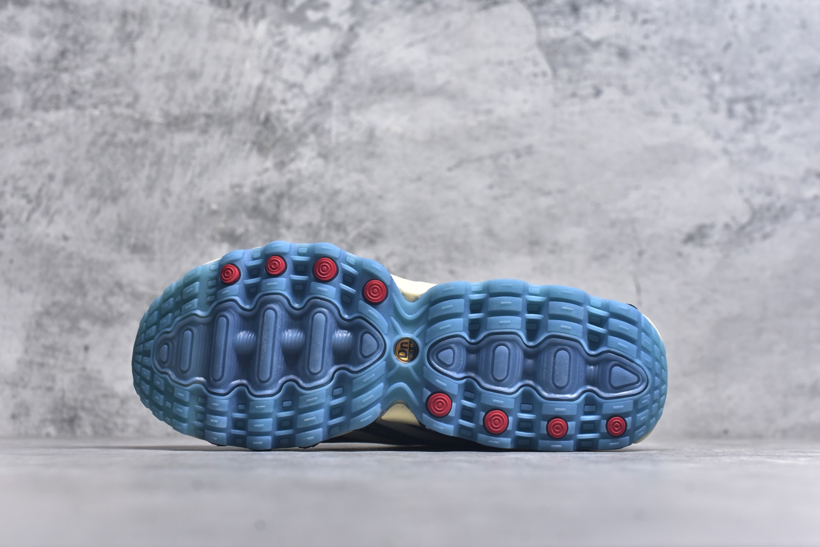 图片[6]-#Nike Air Max DN8 PRM 耐克2024全新气垫跑鞋 #全新鞋款在同侧采用了八个圆柱仓式的设计不仅有防滑耐磨性功能还搭配了周围一圈柔软的泡棉材质提供全新的复合脚感八成还是泡棉脚感货号：HF5509-900 尺码：36 36.5 37.5 38 38.5 39 40 40.5 41 42 42.5 43 44 45-选品中心