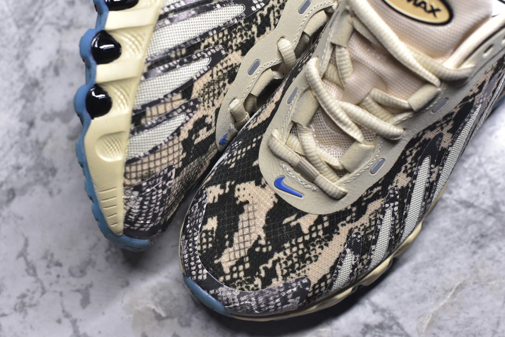 图片[8]-#Nike Air Max DN8 PRM 耐克2024全新气垫跑鞋 #全新鞋款在同侧采用了八个圆柱仓式的设计不仅有防滑耐磨性功能还搭配了周围一圈柔软的泡棉材质提供全新的复合脚感八成还是泡棉脚感货号：HF5509-900 尺码：36 36.5 37.5 38 38.5 39 40 40.5 41 42 42.5 43 44 45-选品中心